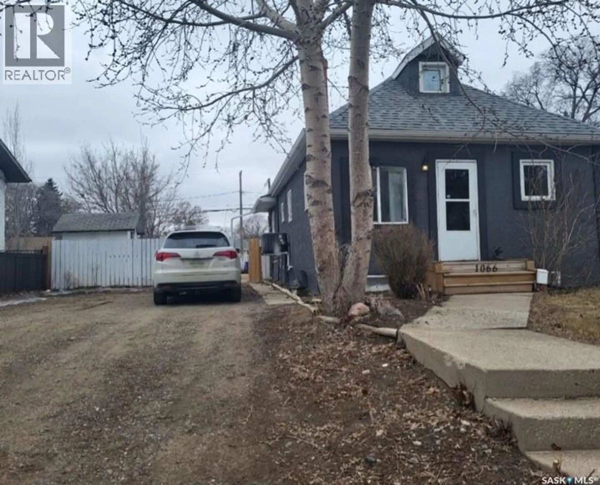 1066 5TH AVENUE NE - Image 2