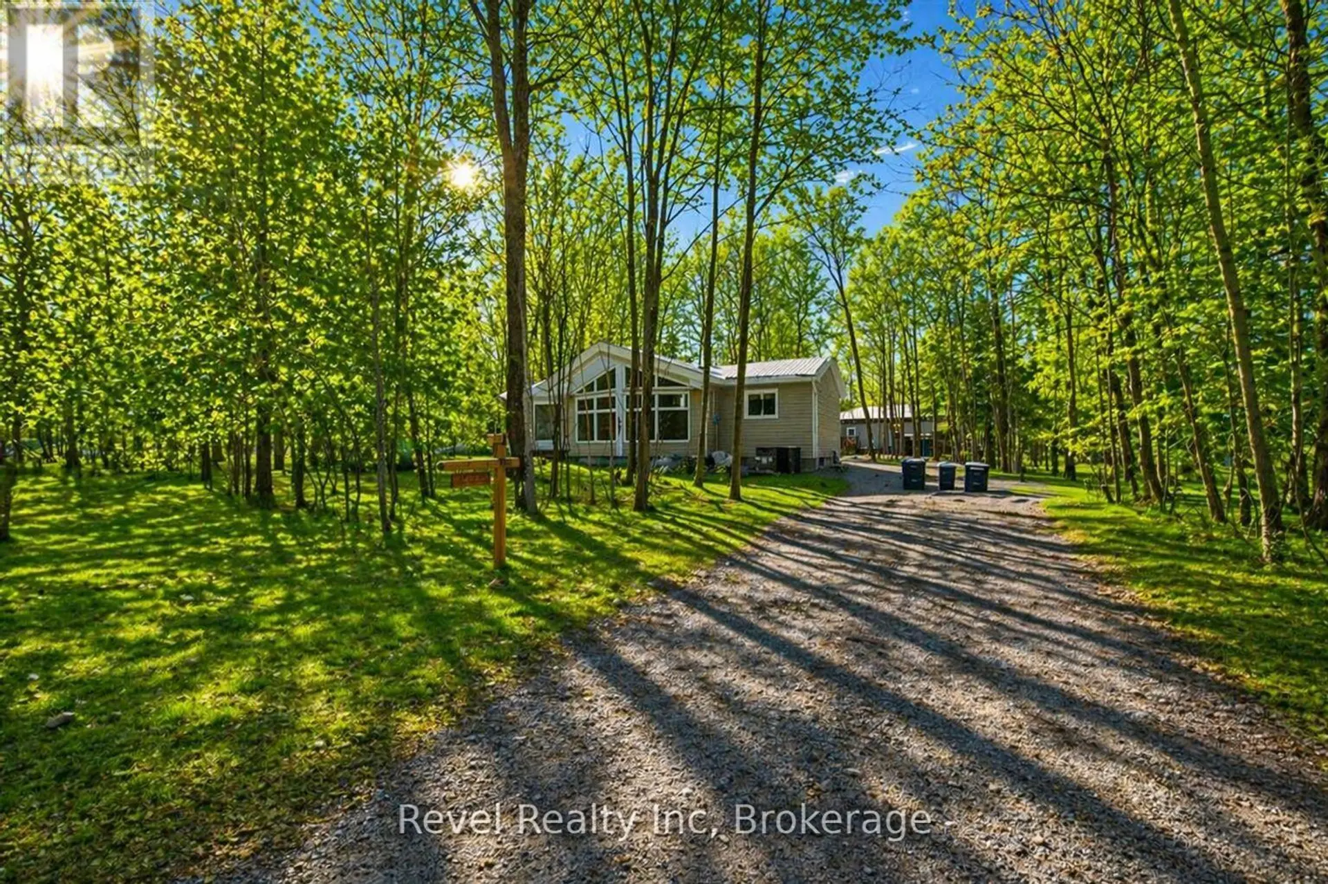 8 MANITOU CRESCENT - Image 1