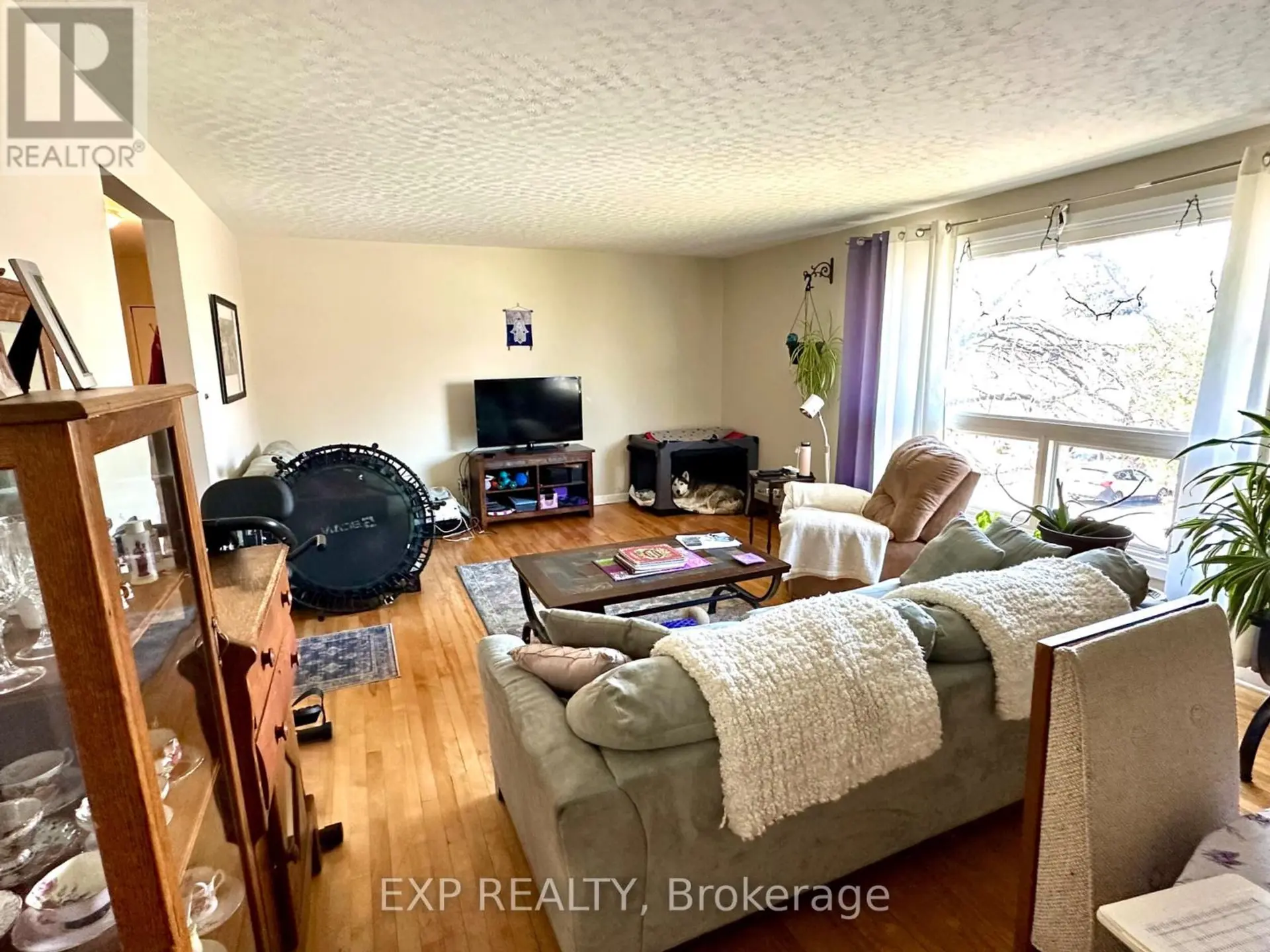 911 PINEWOOD CRESCENT - Image 2