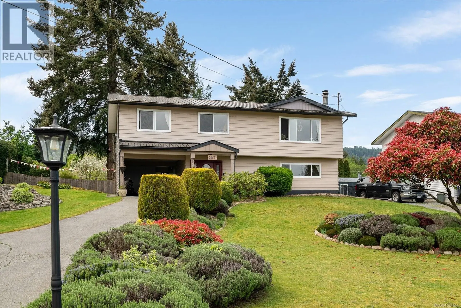 Property at 6891 Harwood Dr, Lantzville, BC