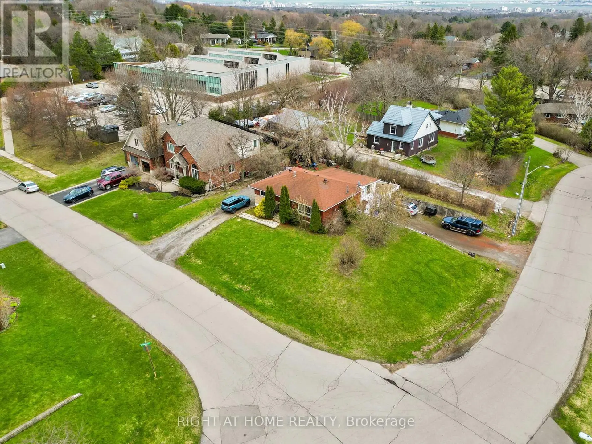 13 MCDONALD COURT - Image 1
