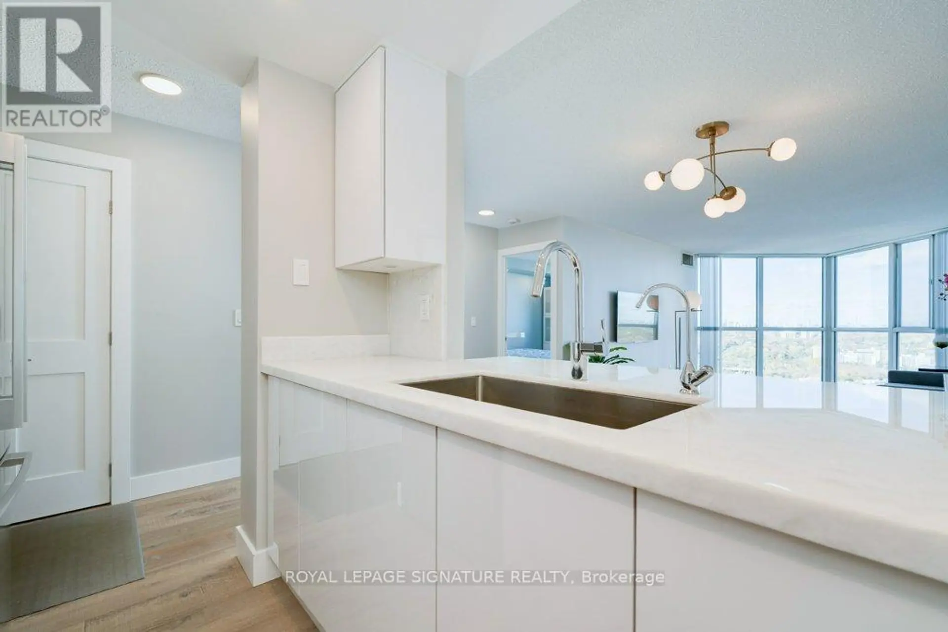 #2812 7 CONCORDE PLACE - Image 6