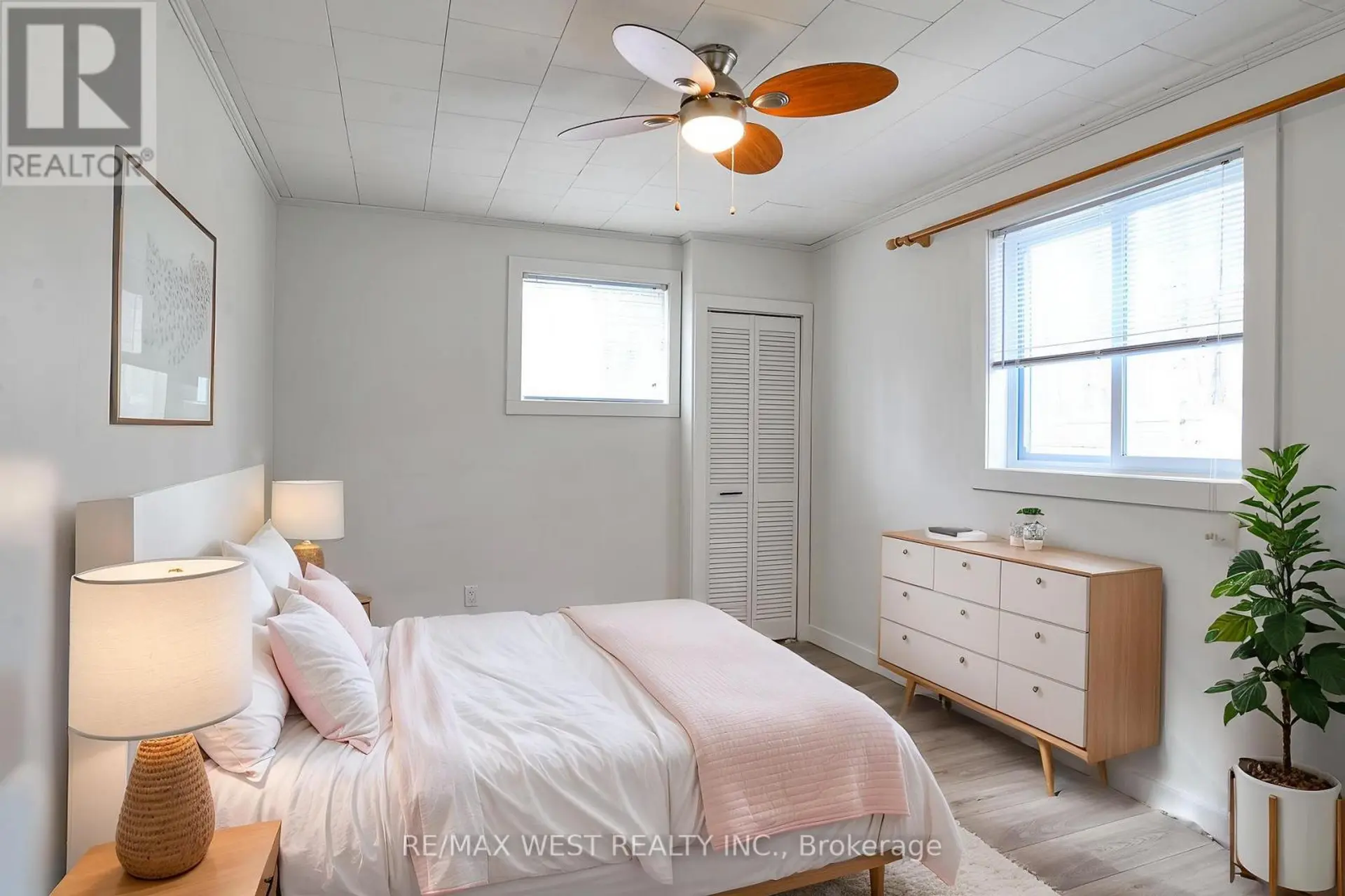 8060 OAKRIDGE DRIVE - Image 10