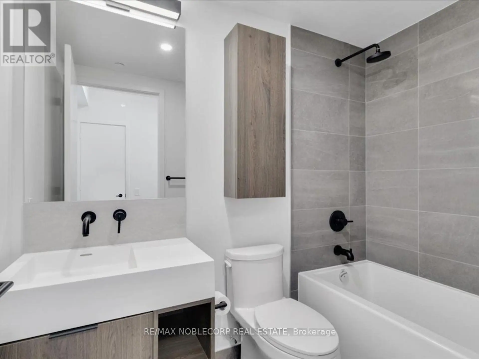 #712 108 PETER STREET - Image 13