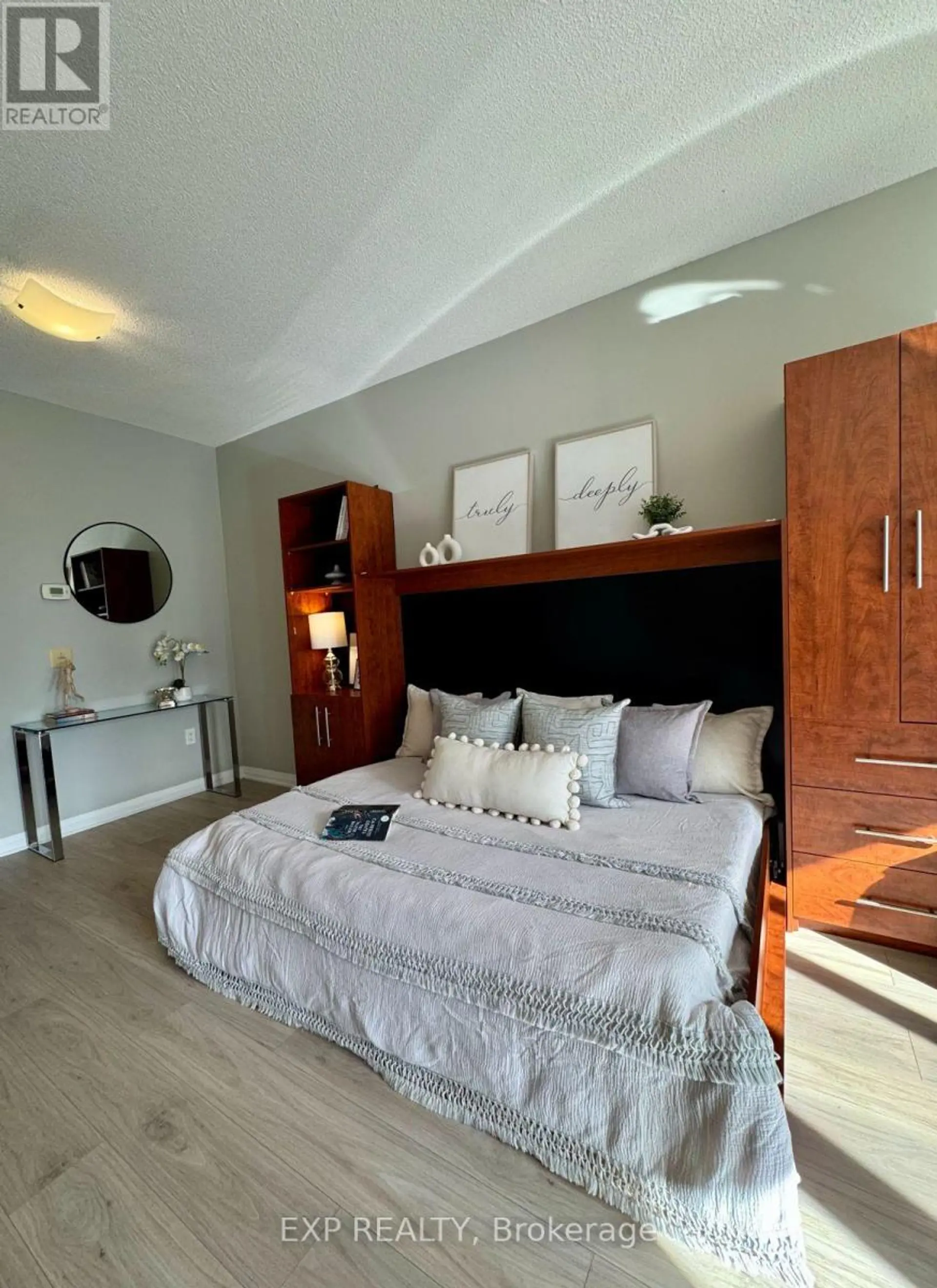 #917 25 COLE STREET - Image 5