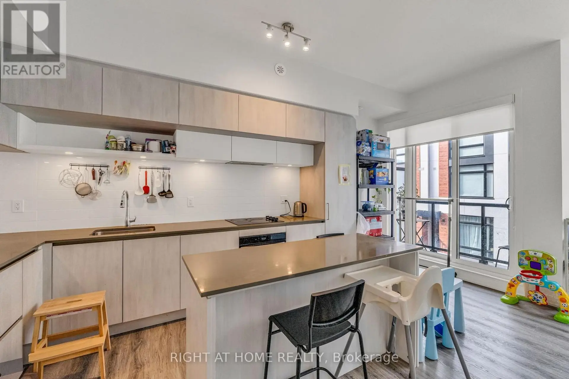 #907 2 STECKLEY HOUSE LANE - Image 2