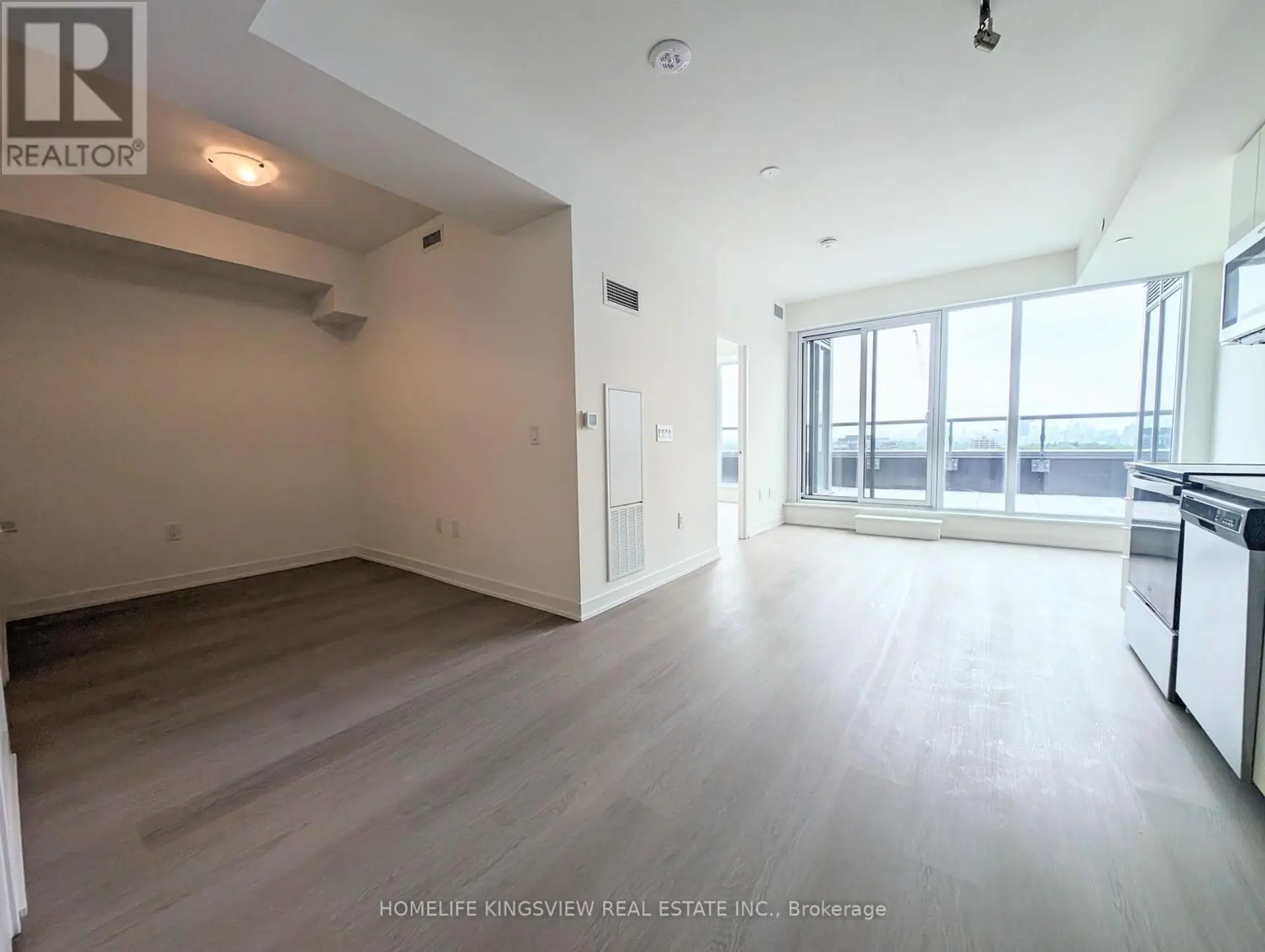 #910 859 THE QUEENSWAY - Image 4