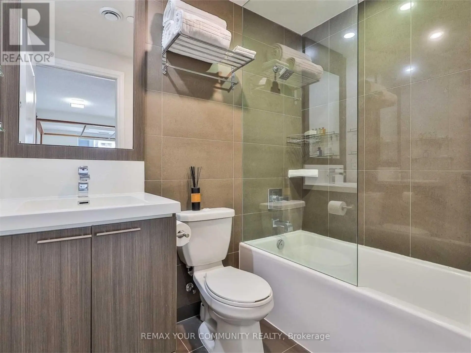 #533 120 HARRISON GARDEN BOULEVARD - Image 13