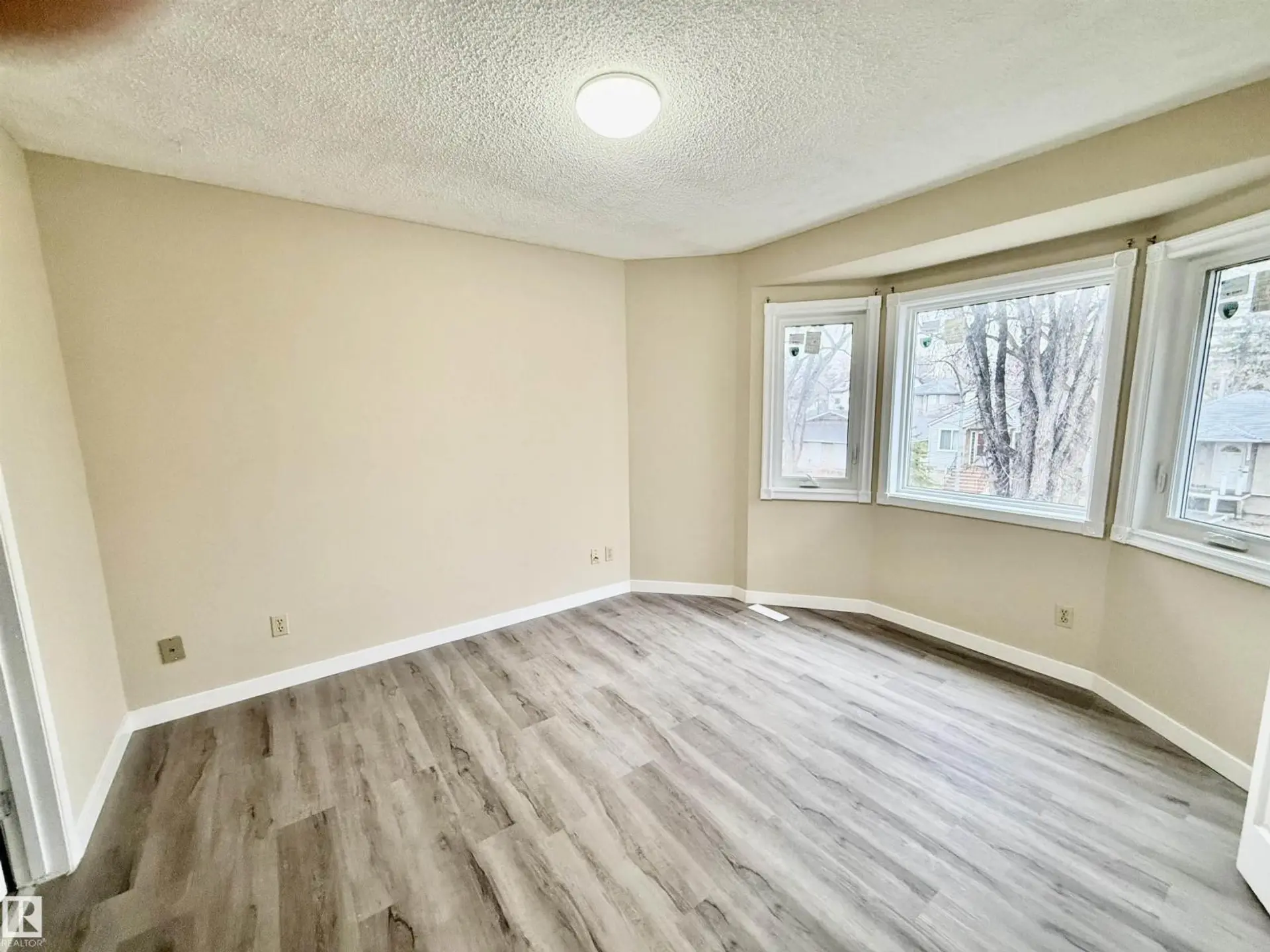 10905 74 AV NW - Image 10
