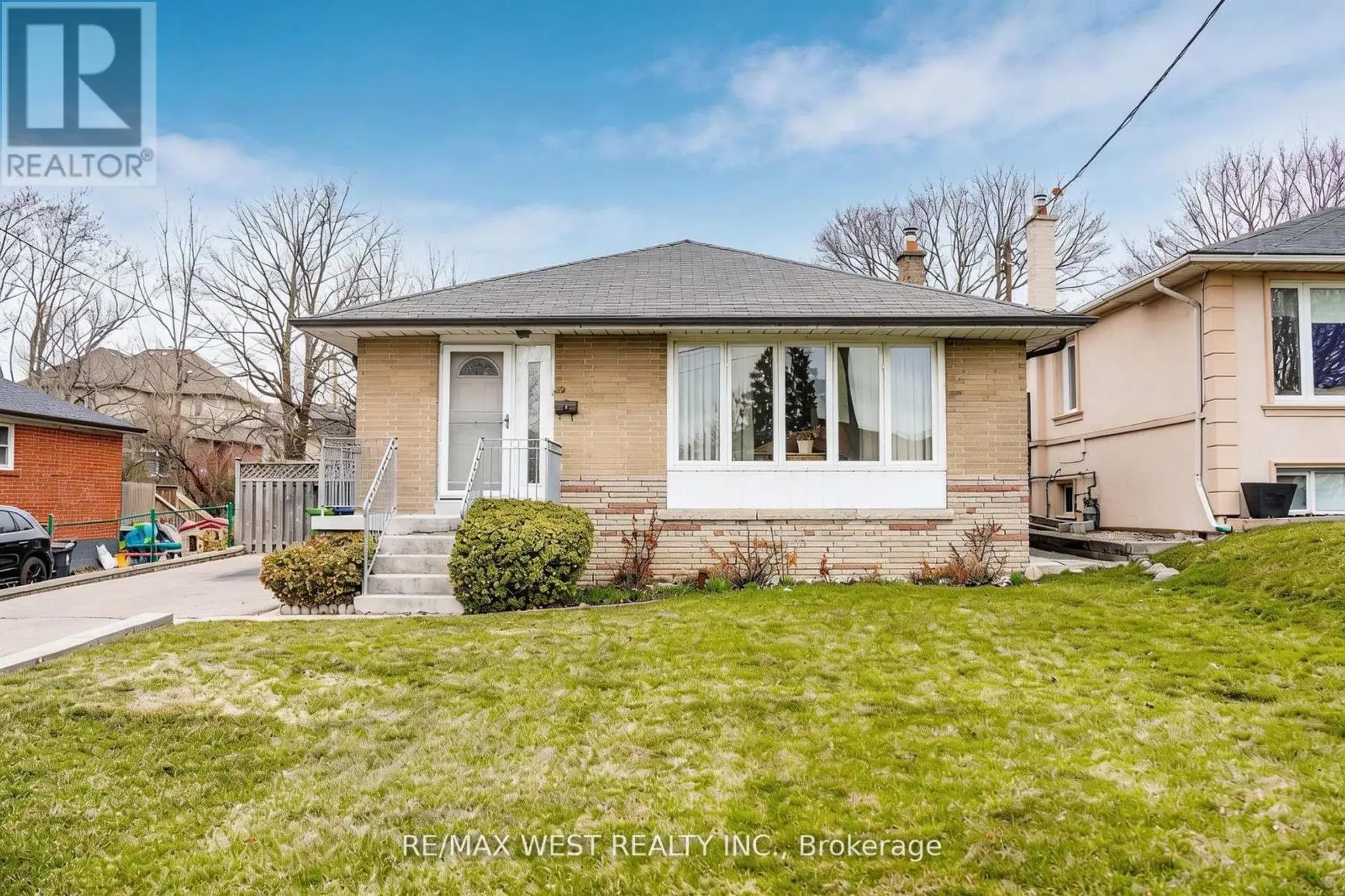 32 DEEVALE ROAD - Image 1