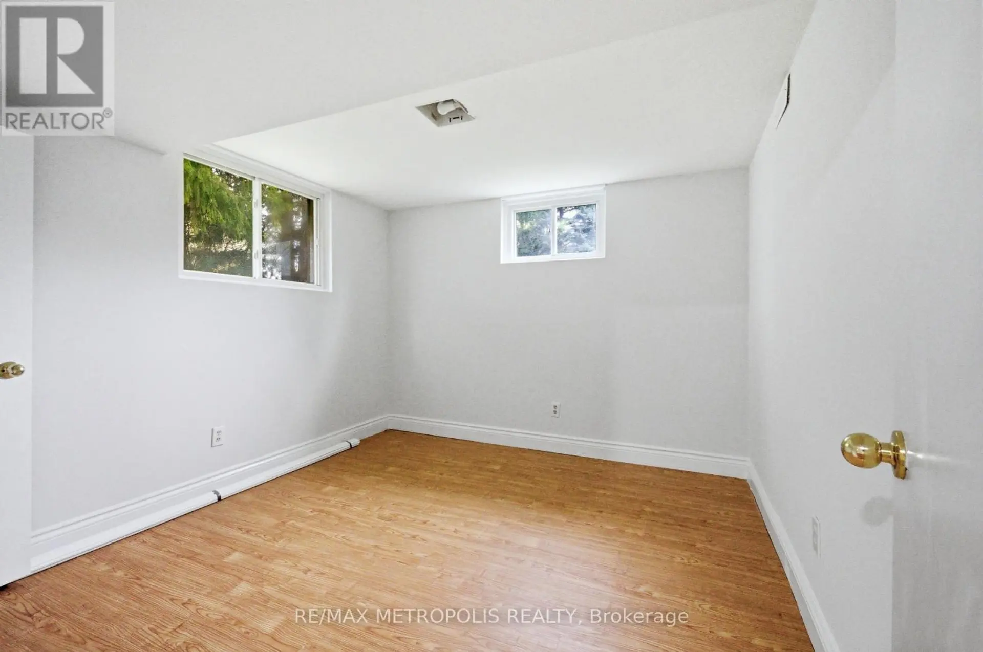 148 WINCHESTER ROAD E - Image 9