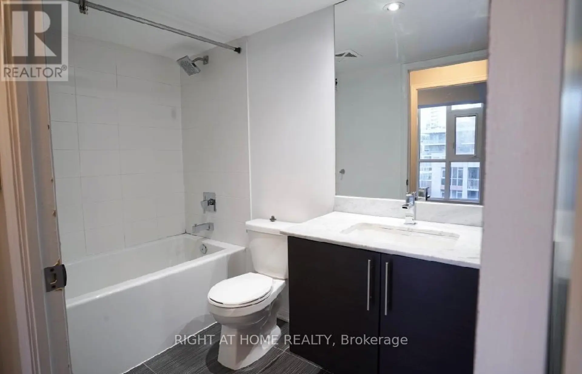 #706 35 BASTION STREET - Image 17