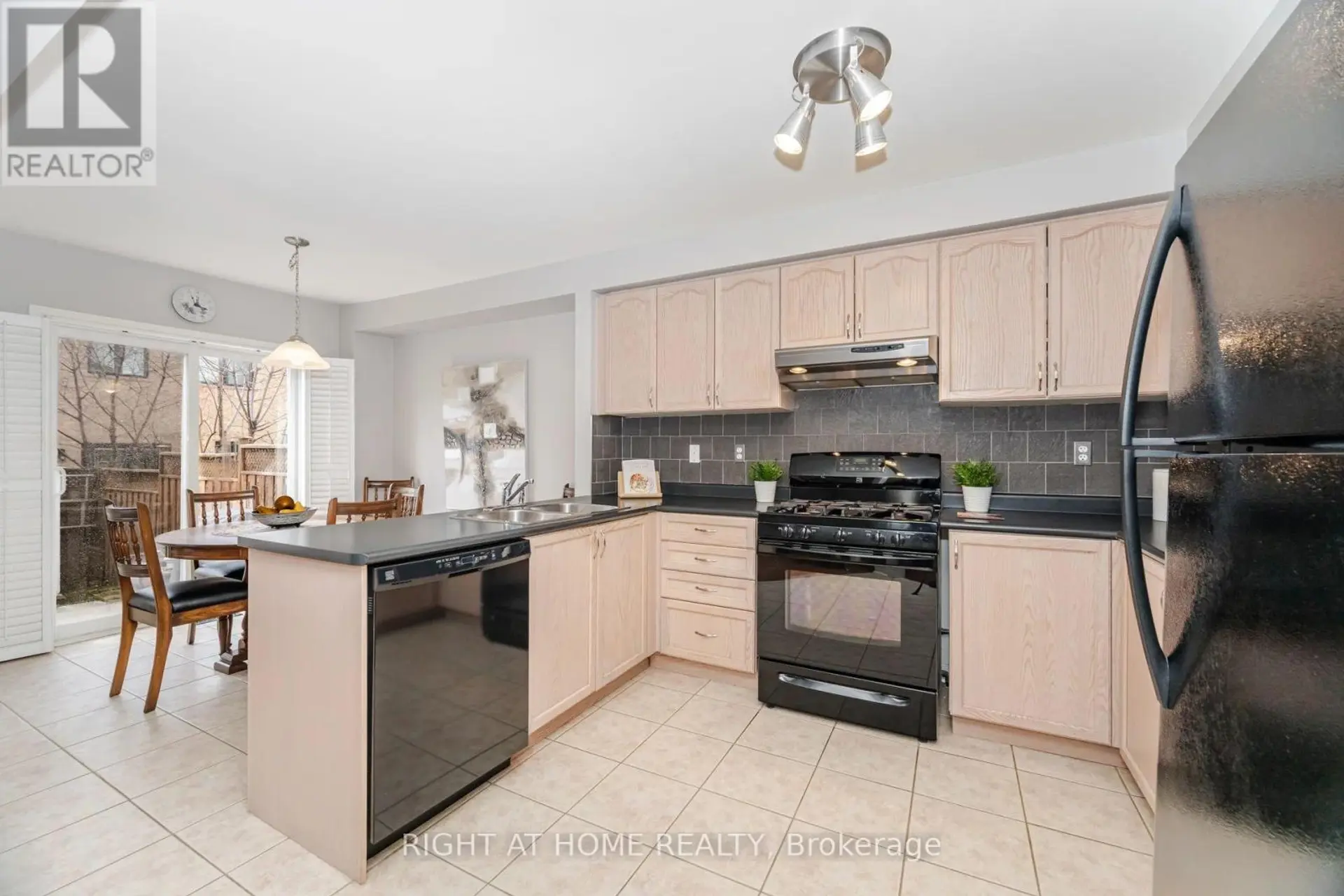 910 OAKTREE CRESCENT - Image 8