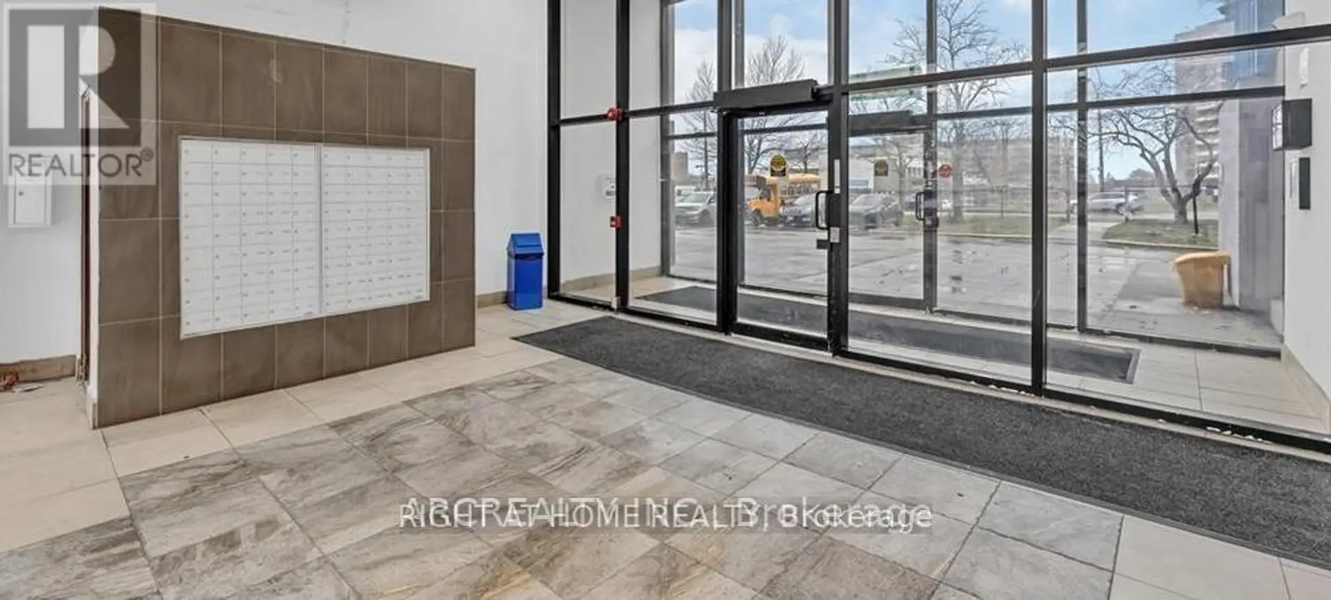 #811 4673 JANE STREET - Image 2