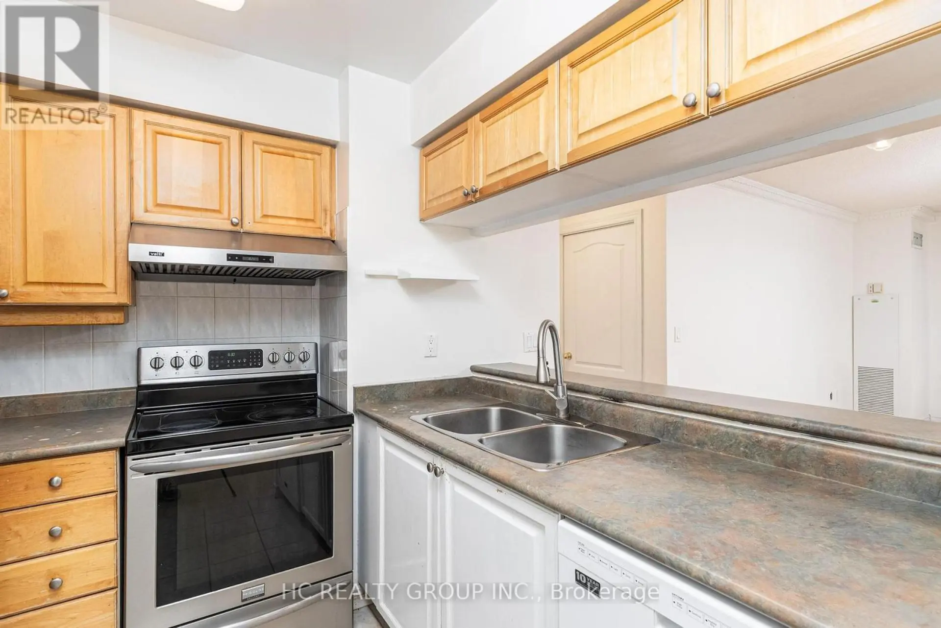 #1008 18 SOMMERSET WAY - Image 7
