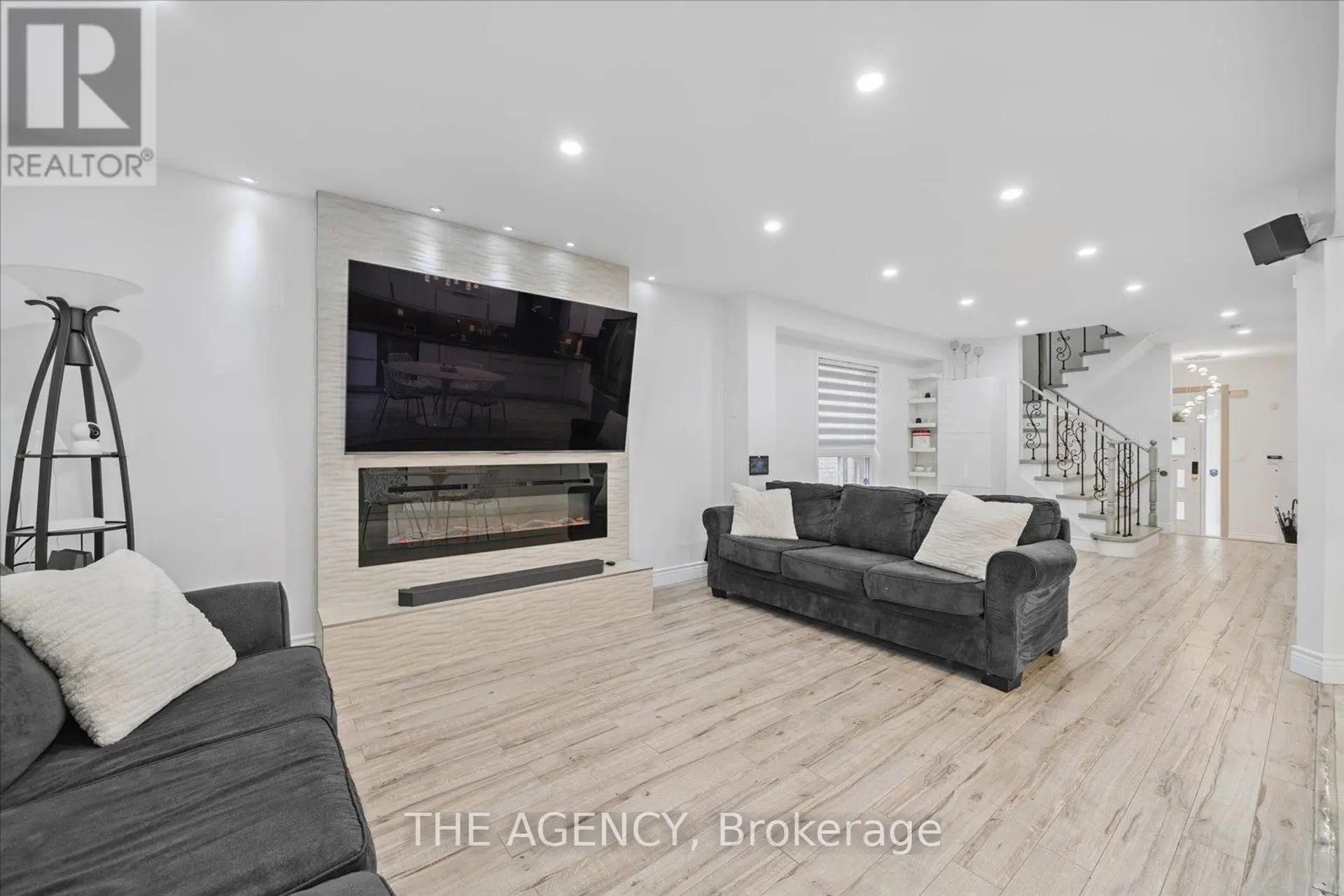 908 OAKTREE CRESCENT - Image 4