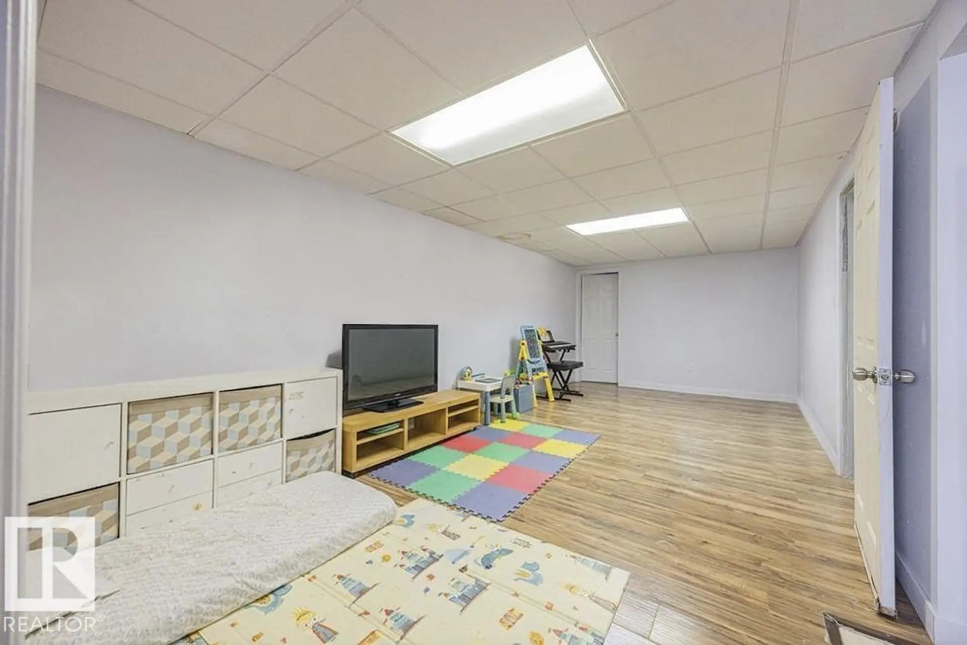 9827 152 ST NW - Image 10