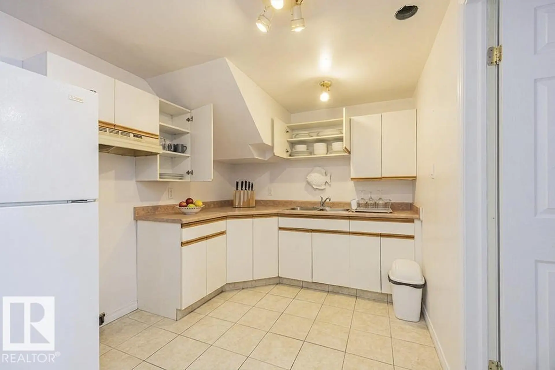9827 152 ST NW - Image 11