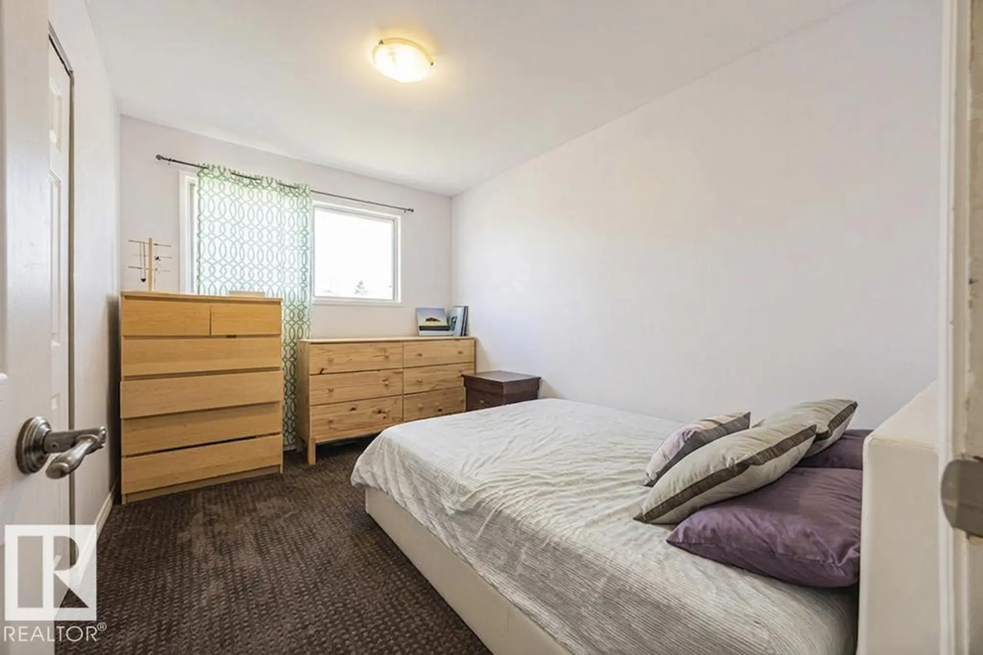 9827 152 ST NW - Image 6