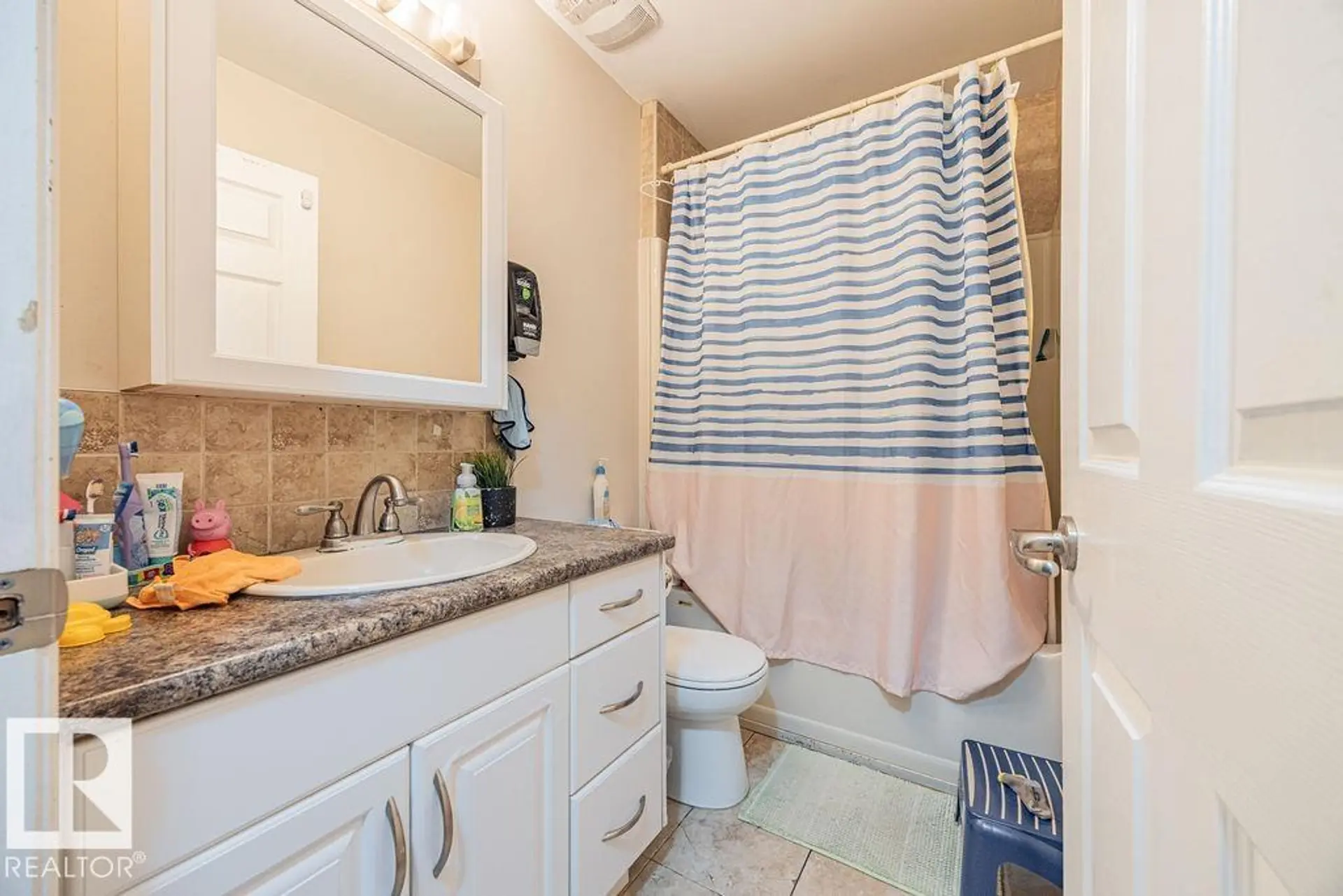 9827 152 ST NW - Image 8