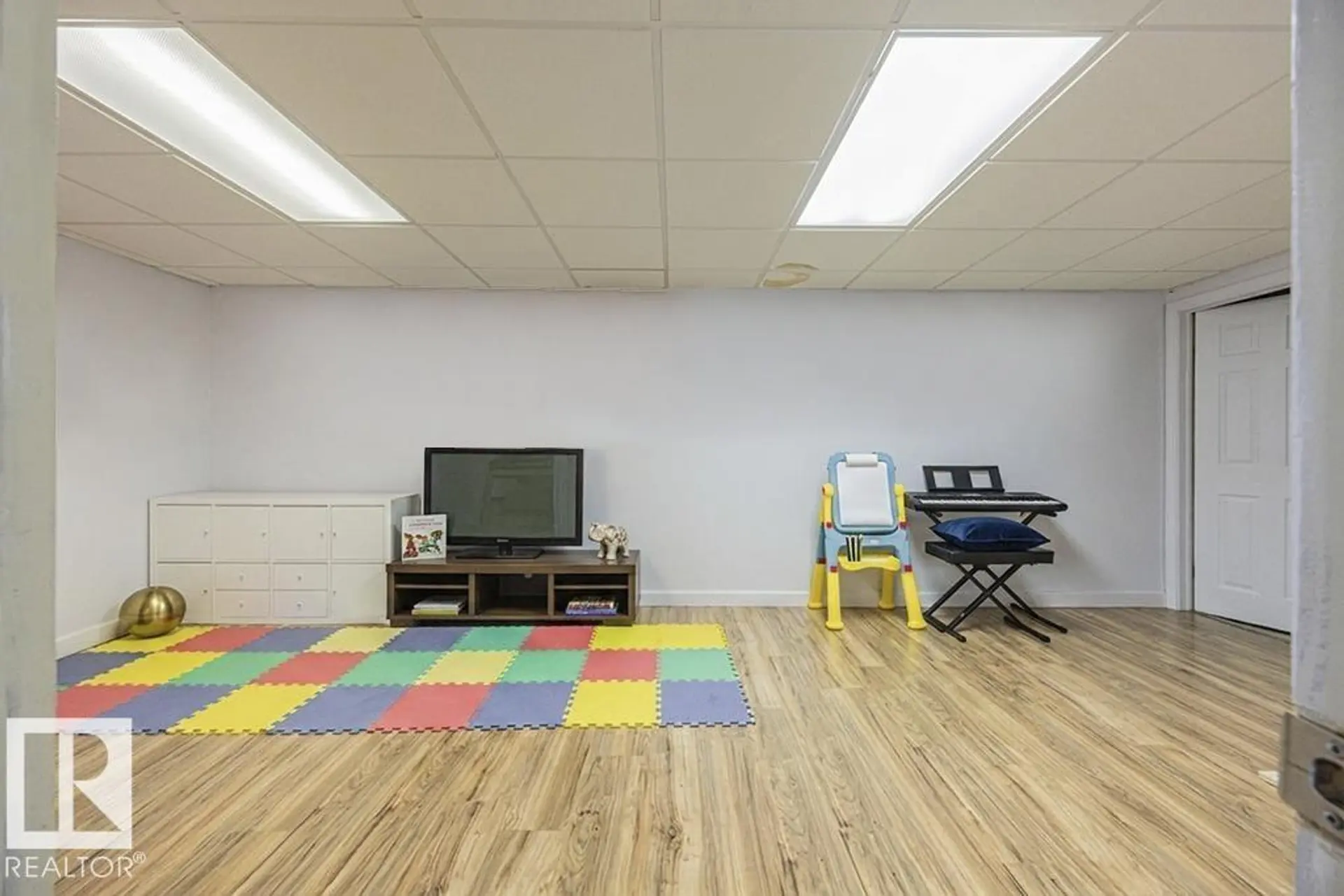 9827 152 ST NW - Image 9