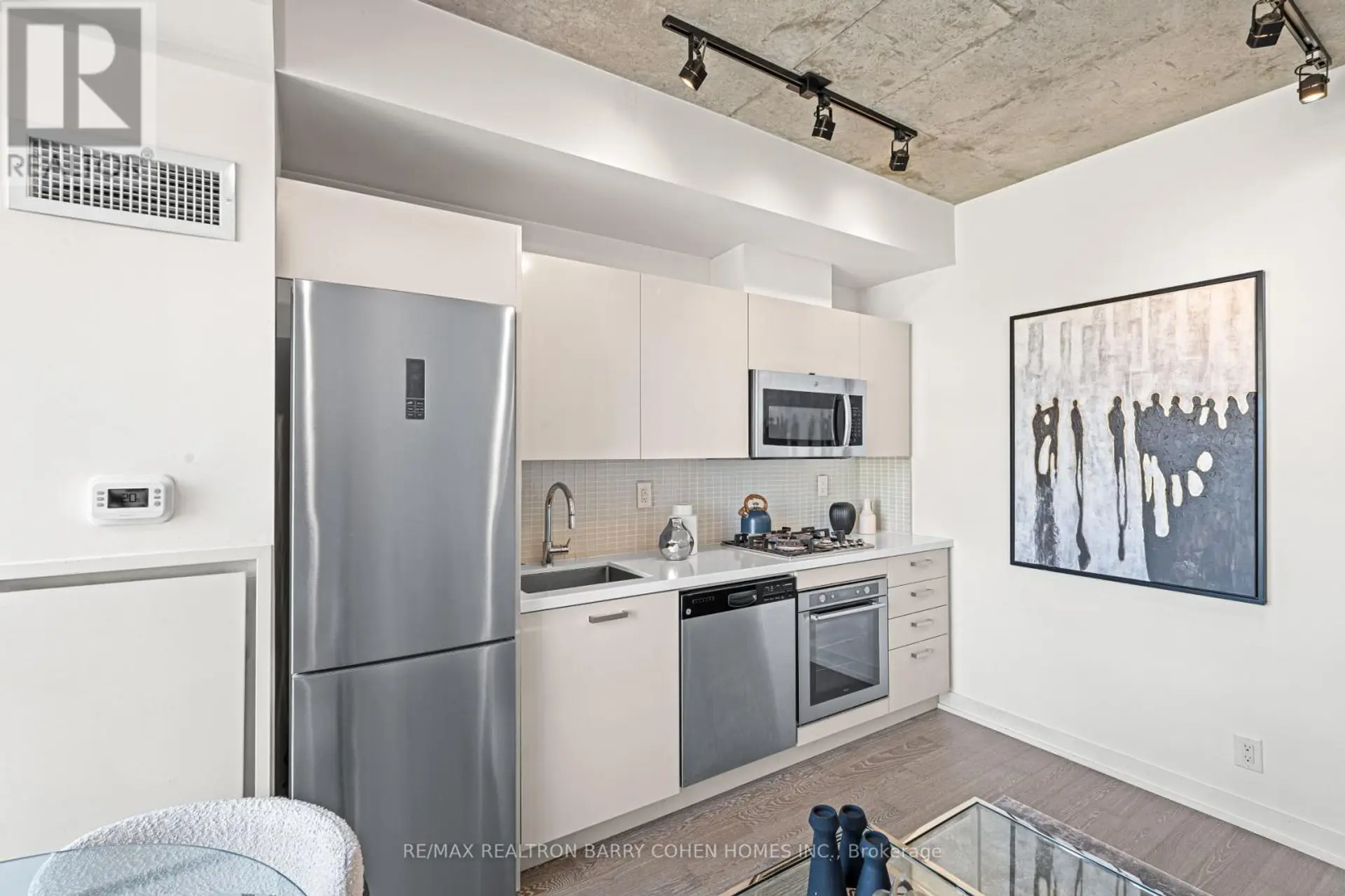 #904 39 BRANT STREET - Image 2