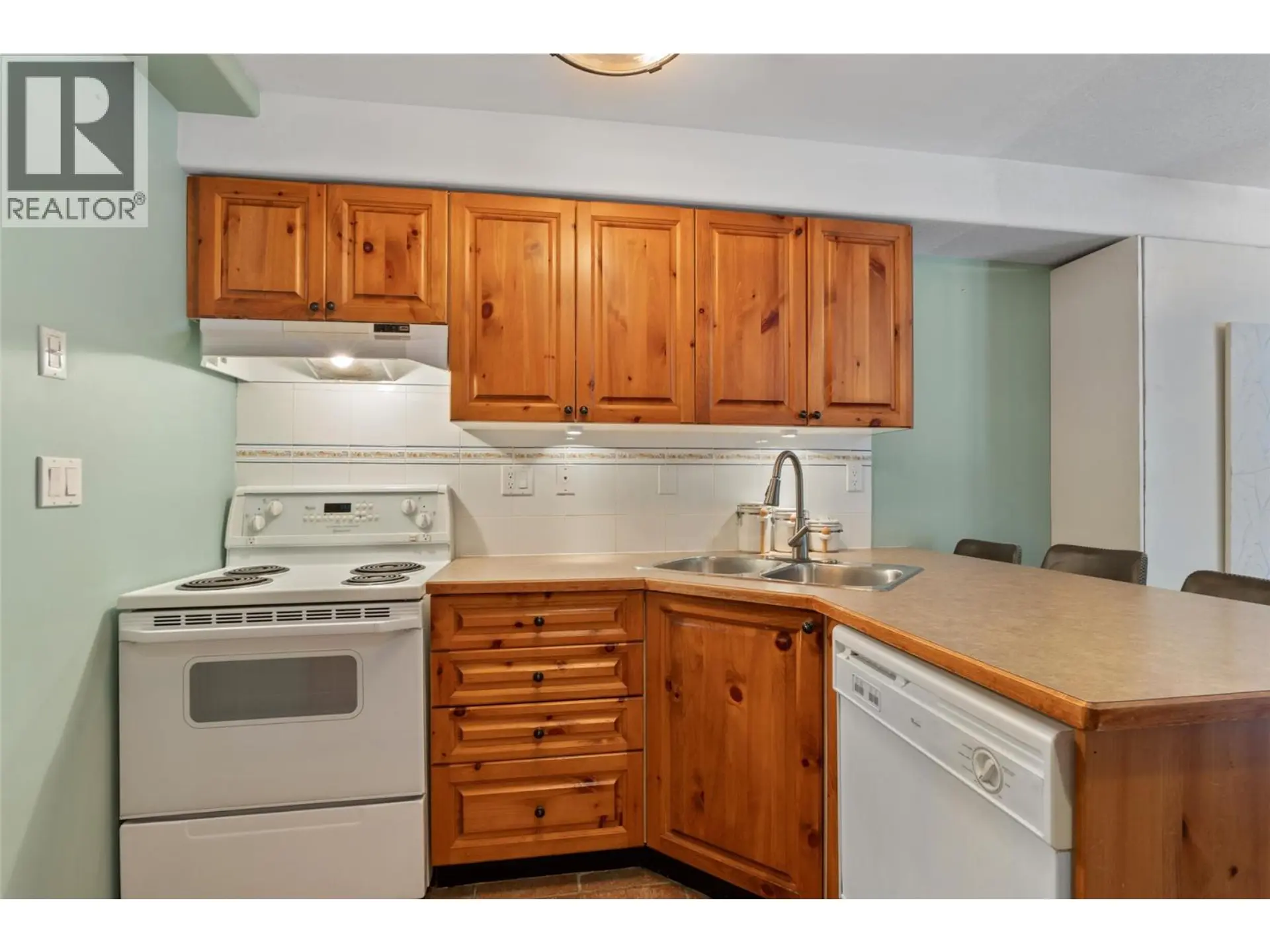 #25 3300 Village Place - Image 10