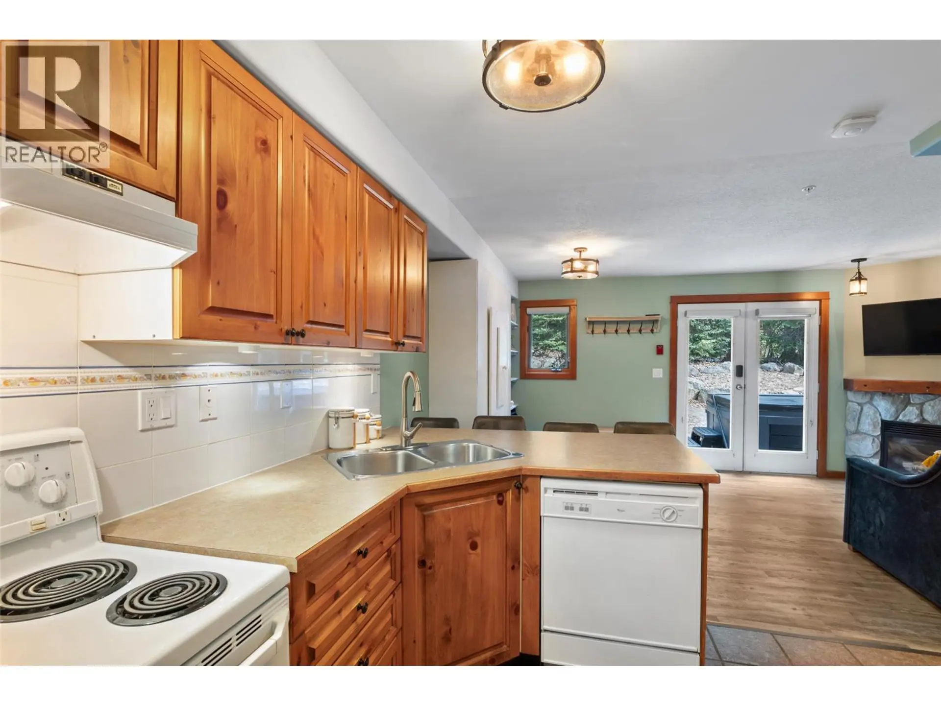 #25 3300 Village Place - Image 11