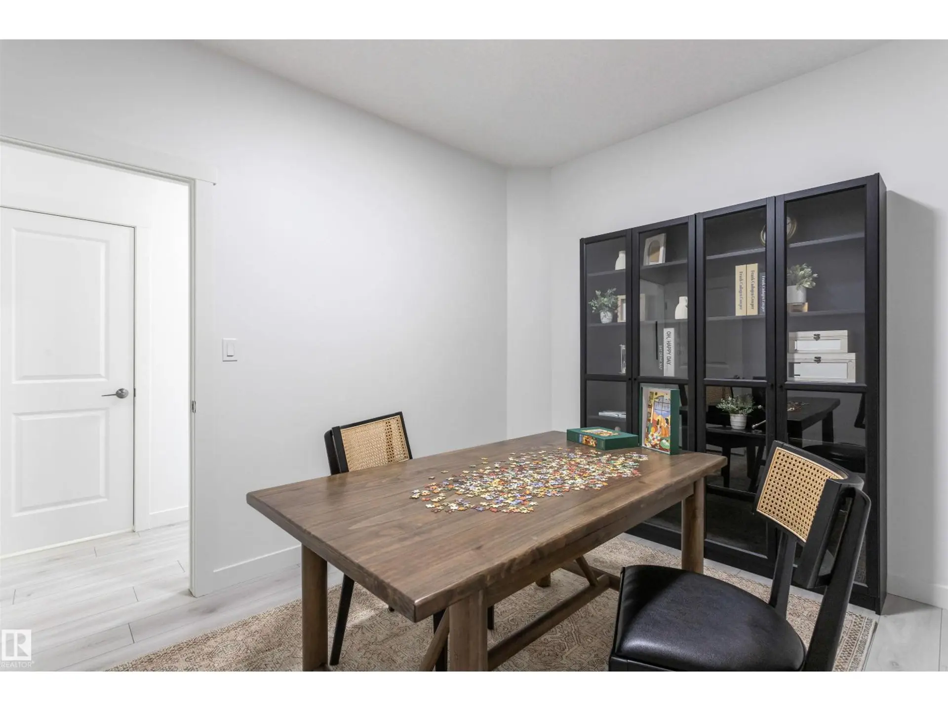 20841 15a AV NW - Image 11