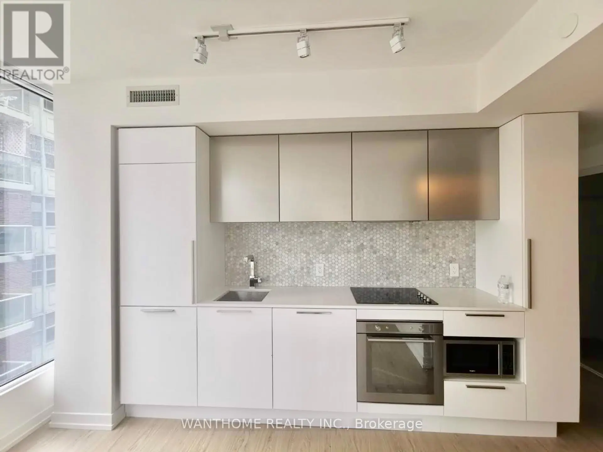 #620 85 WOOD STREET - Image 6