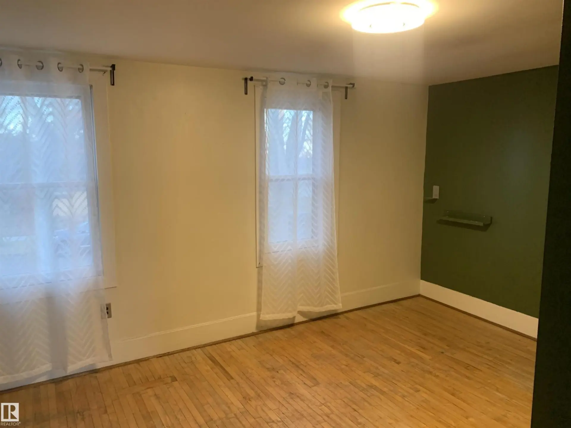 9747 90 AV NW - Image 5