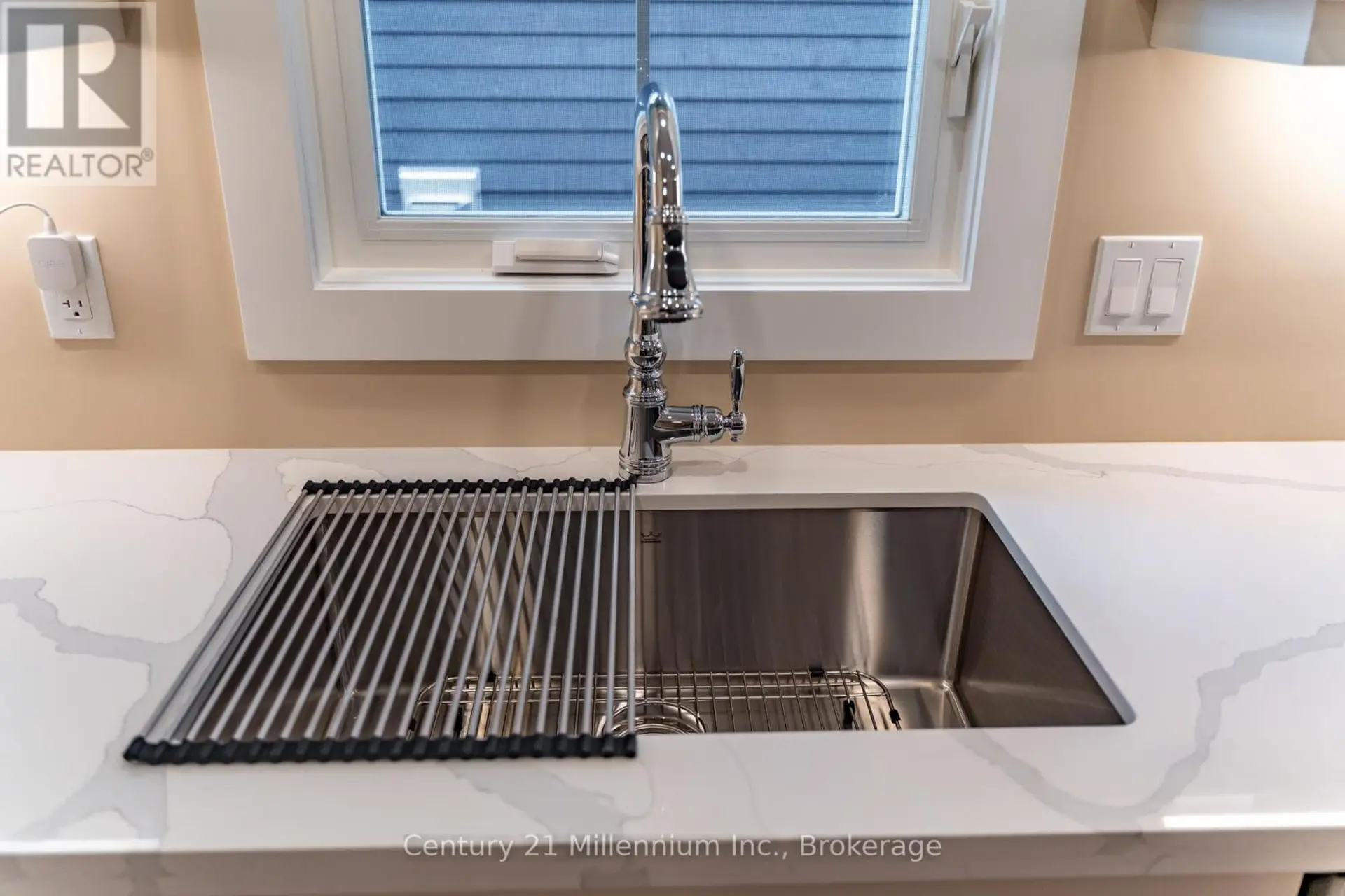11 GRENVILLE STREET N - Image 4