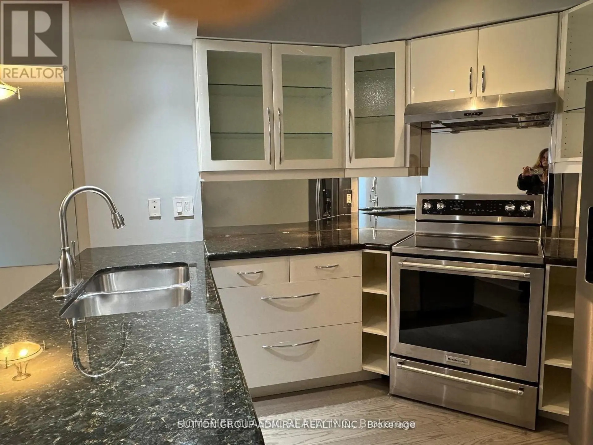 #905 909 BAY STREET - Image 3