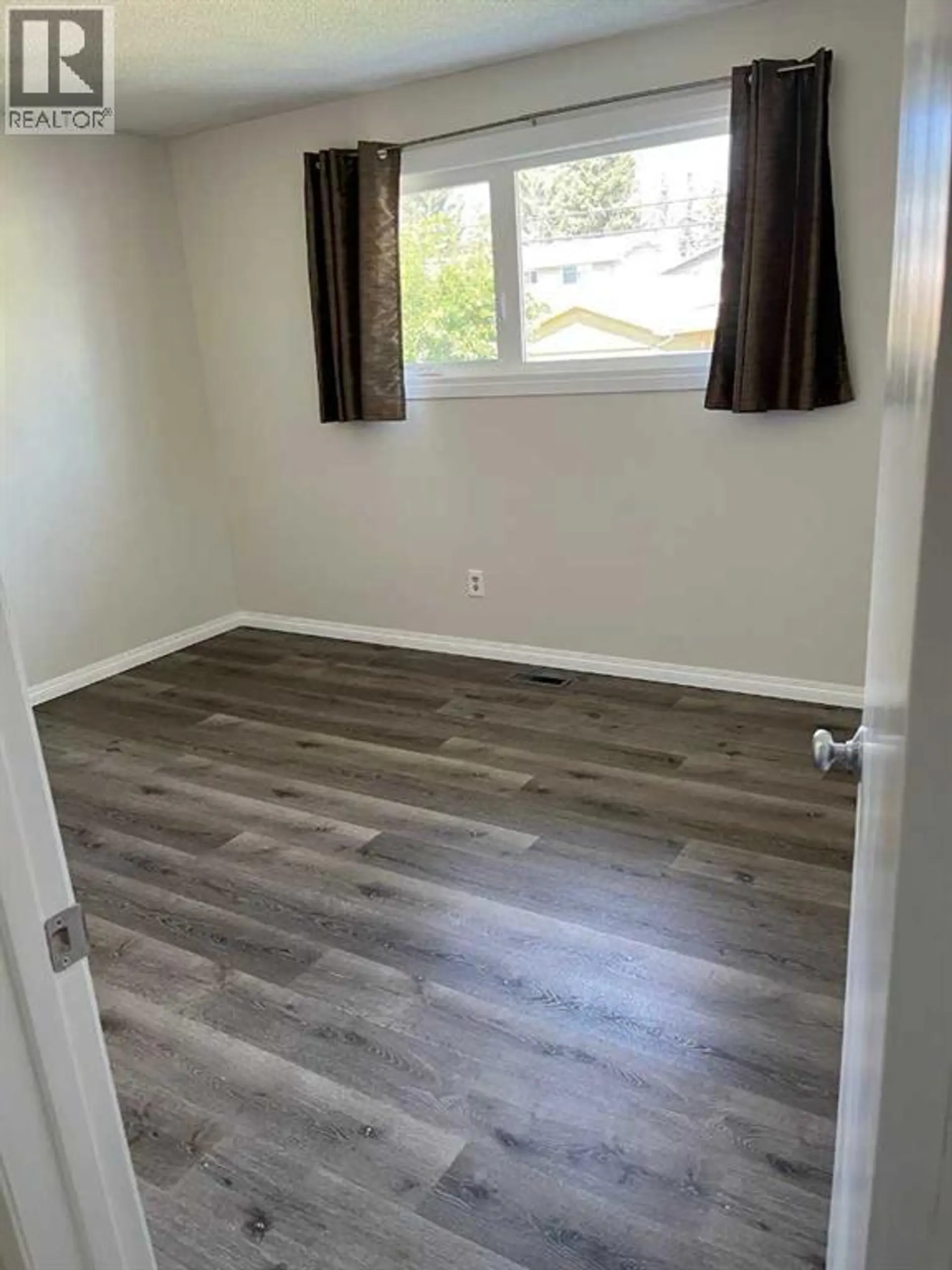 4928 40 Avenue NW - Image 13
