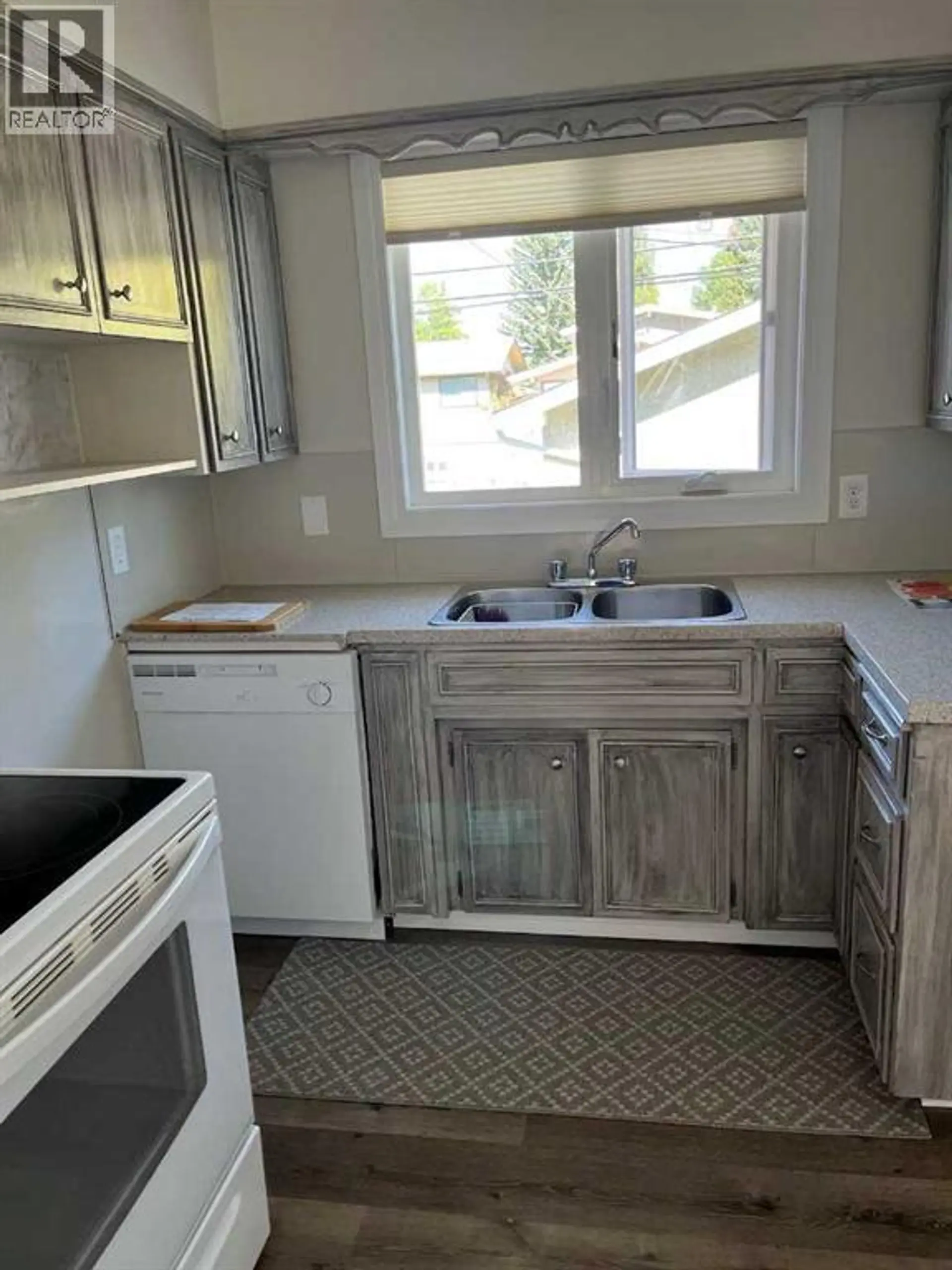 4928 40 Avenue NW - Image 8