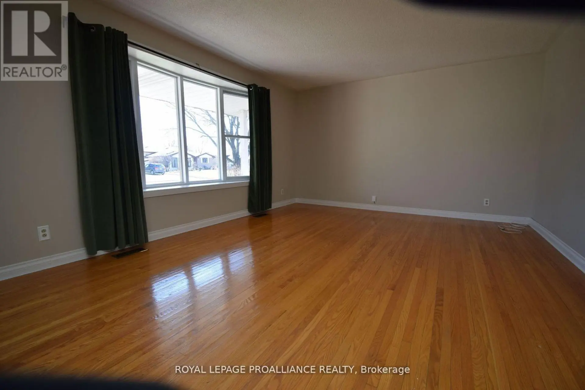 8 WALDEN CIRCLE - Image 4