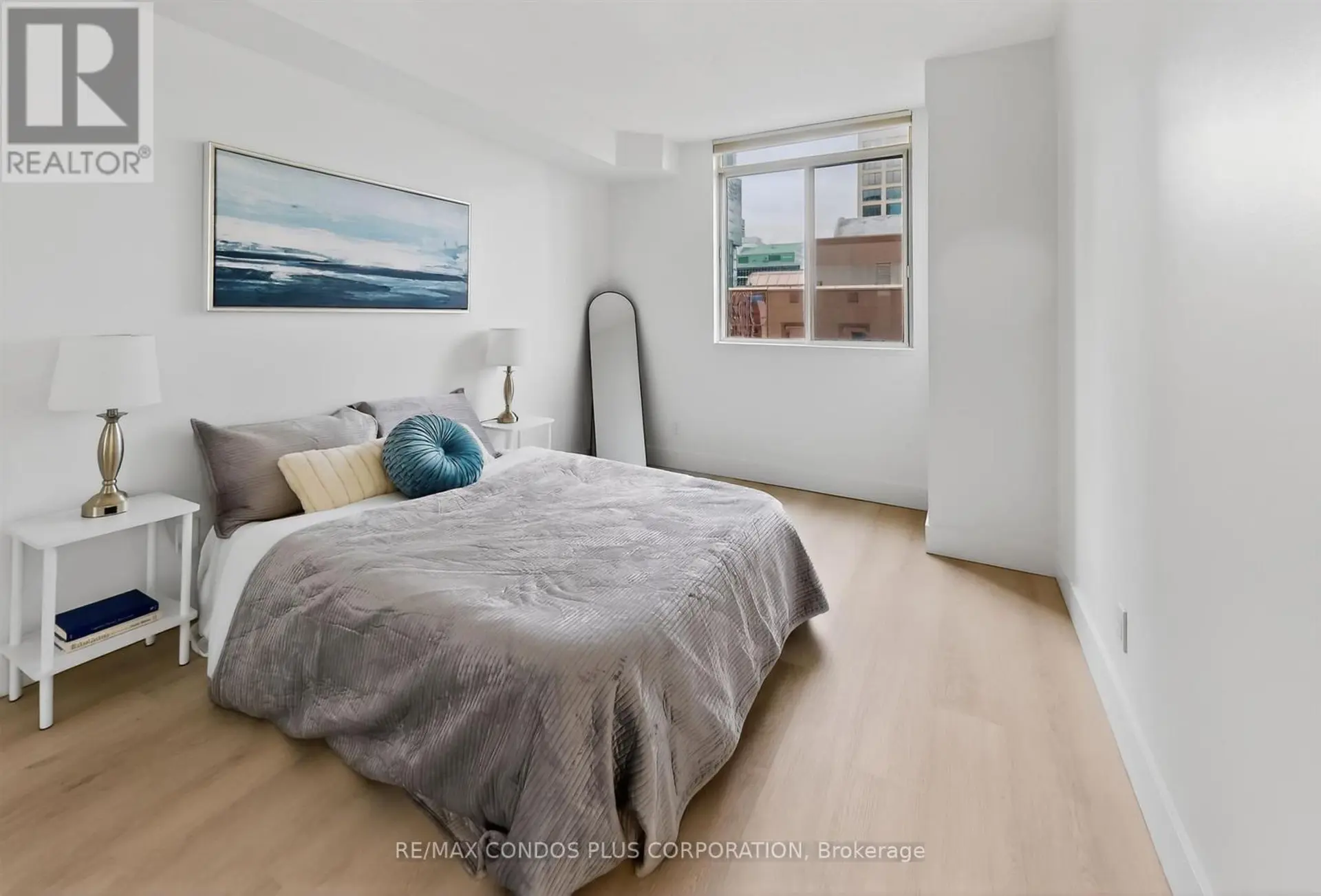 #1601 736 BAY STREET - Image 13