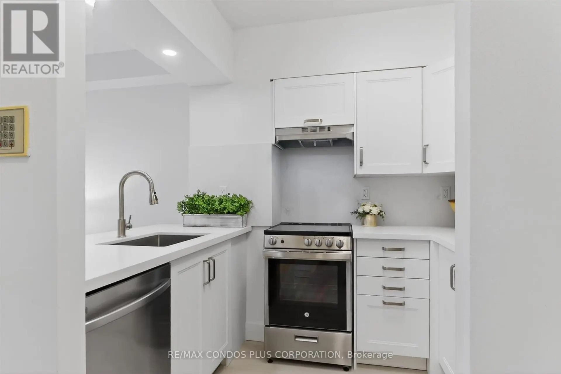 #1601 736 BAY STREET - Image 5