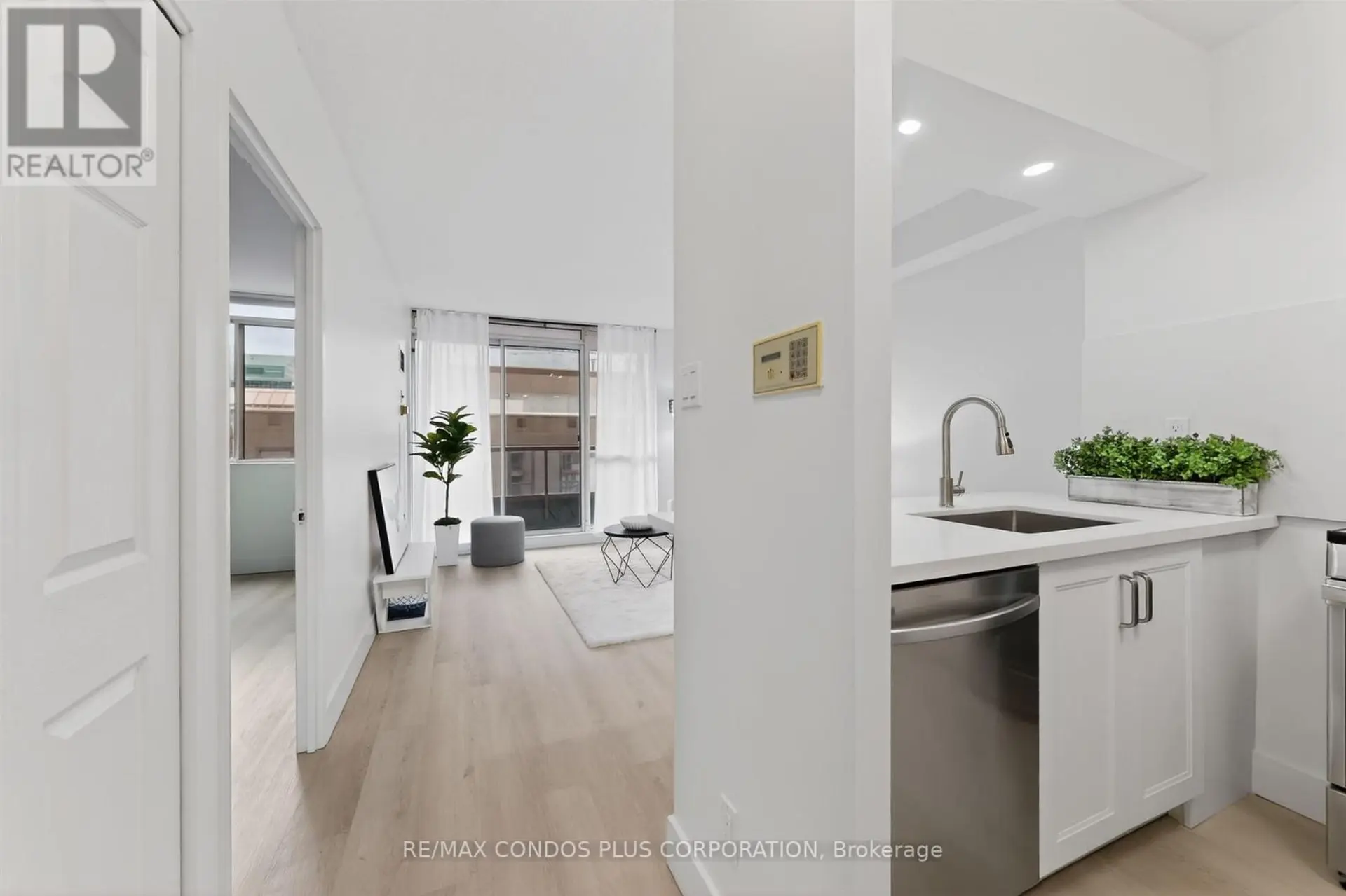 #1601 736 BAY STREET - Image 7