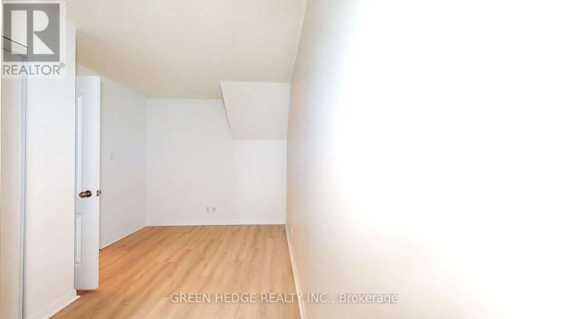 #320 26 DOURO STREET - Image 11