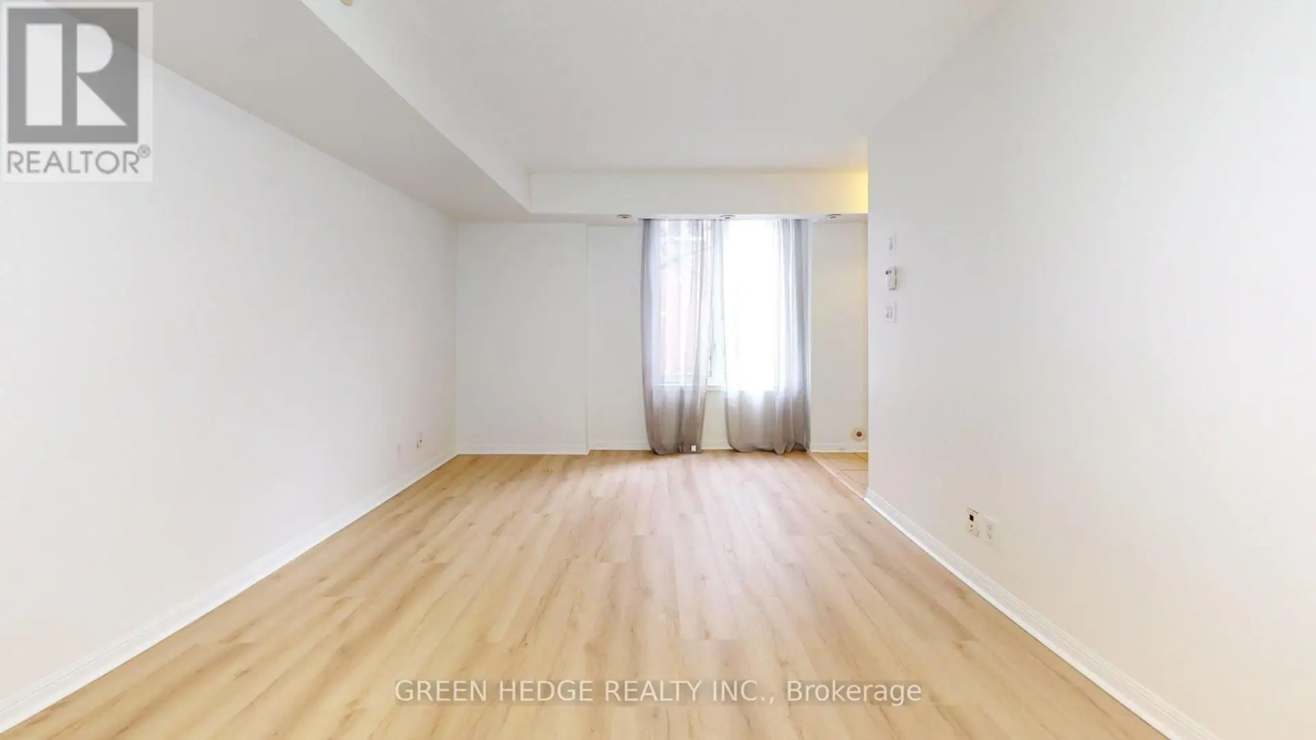 #320 26 DOURO STREET - Image 2
