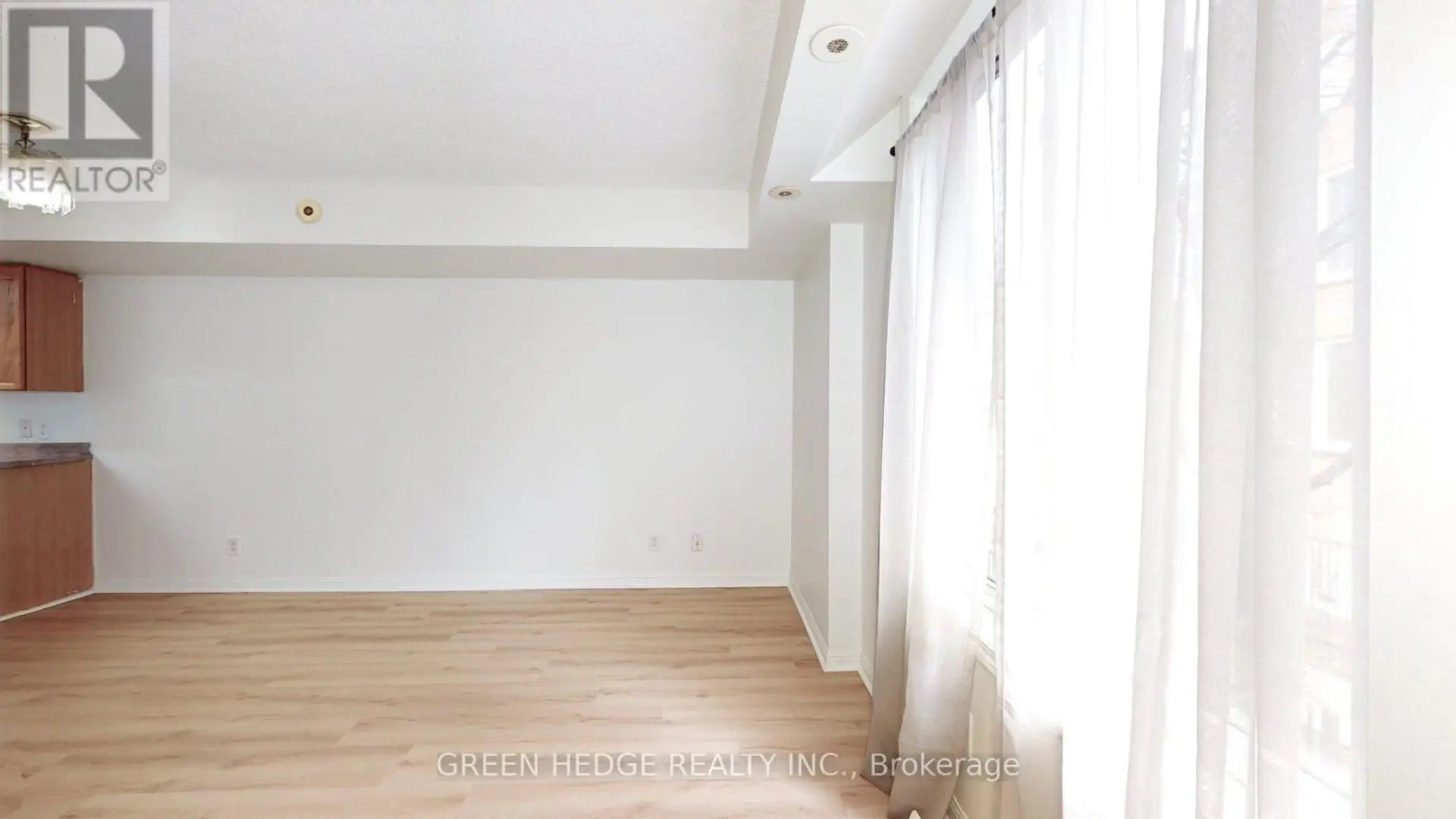 #320 26 DOURO STREET - Image 3