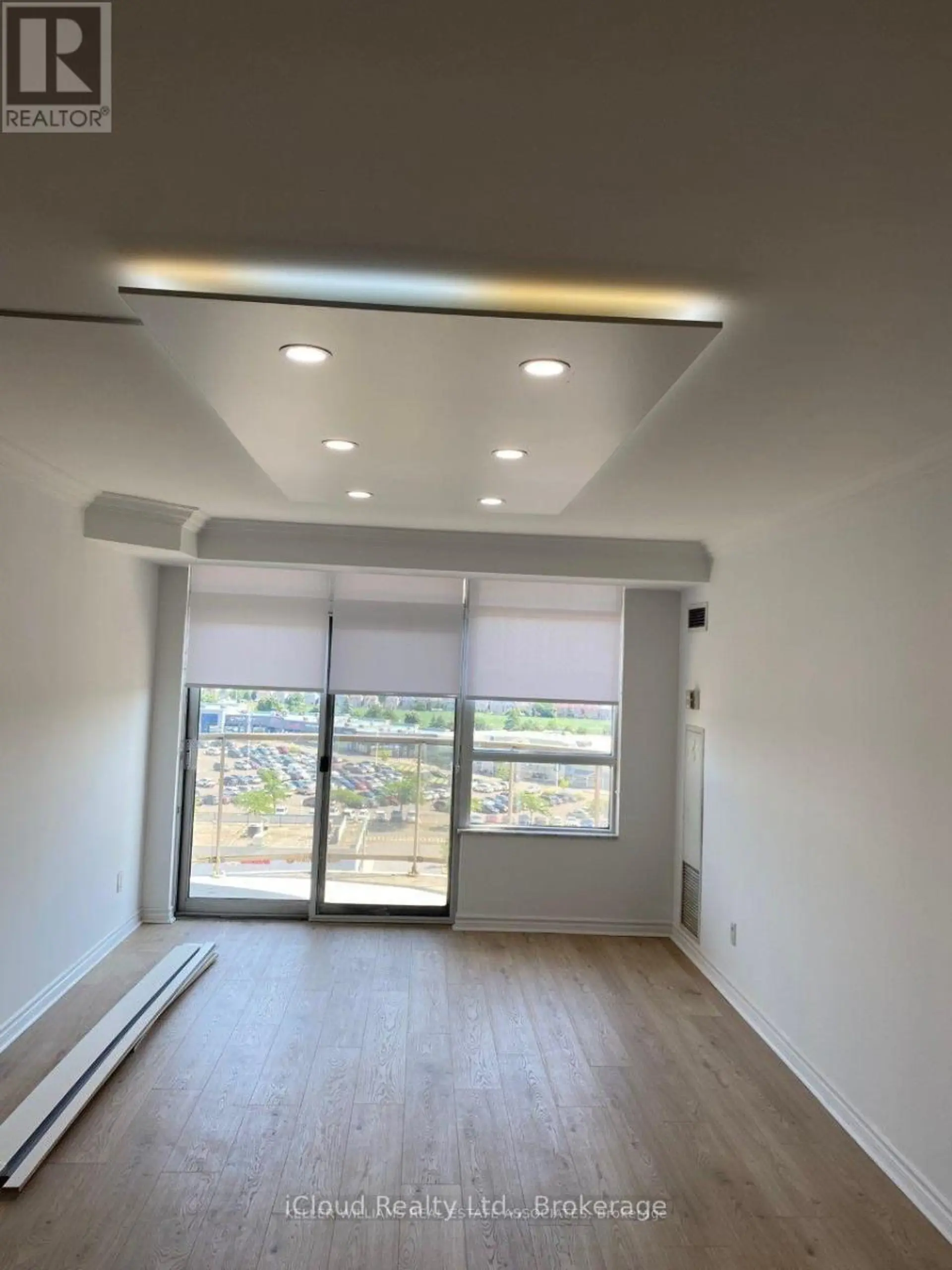 #1008 35 KINGSBRIDGE GARDEN CIRCLE - Image 12