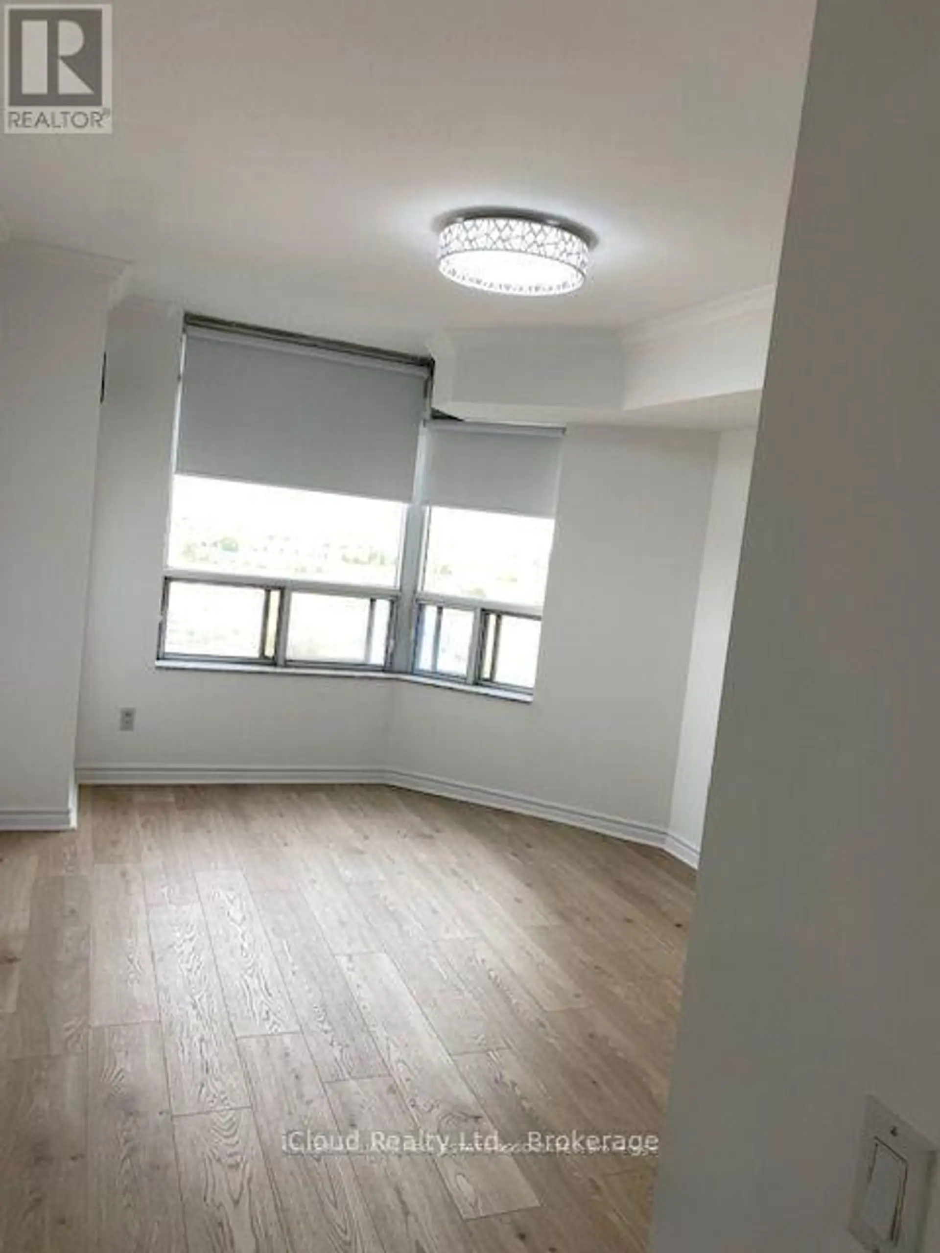 #1008 35 KINGSBRIDGE GARDEN CIRCLE - Image 8