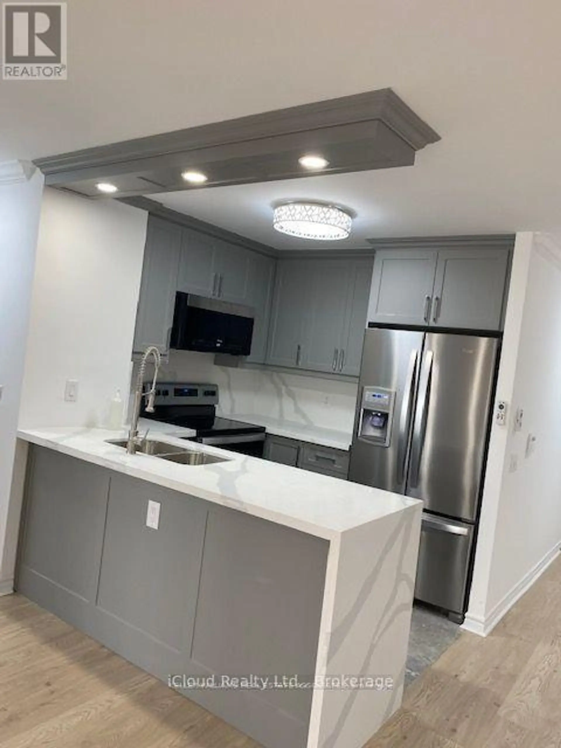 #1008 35 KINGSBRIDGE GARDEN CIRCLE - Image 4