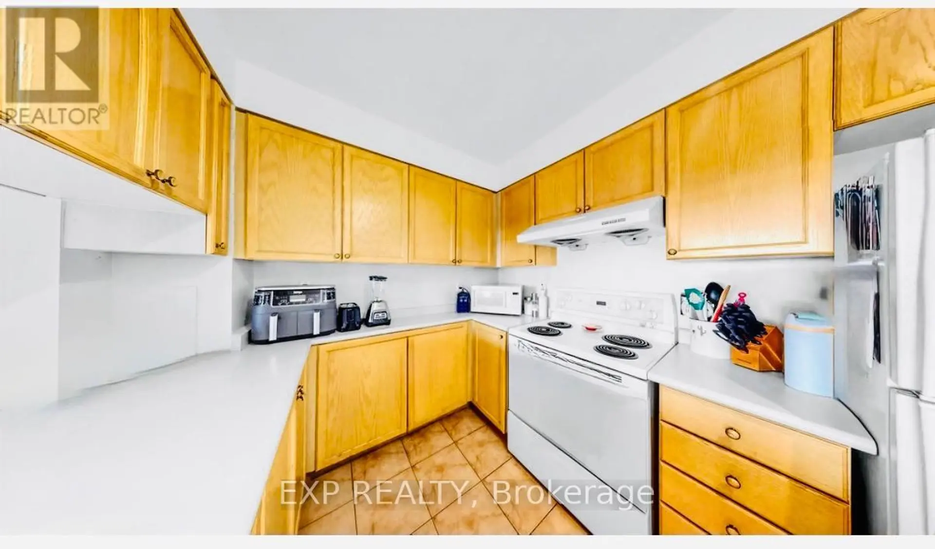 #607 889 BAY STREET - Image 12