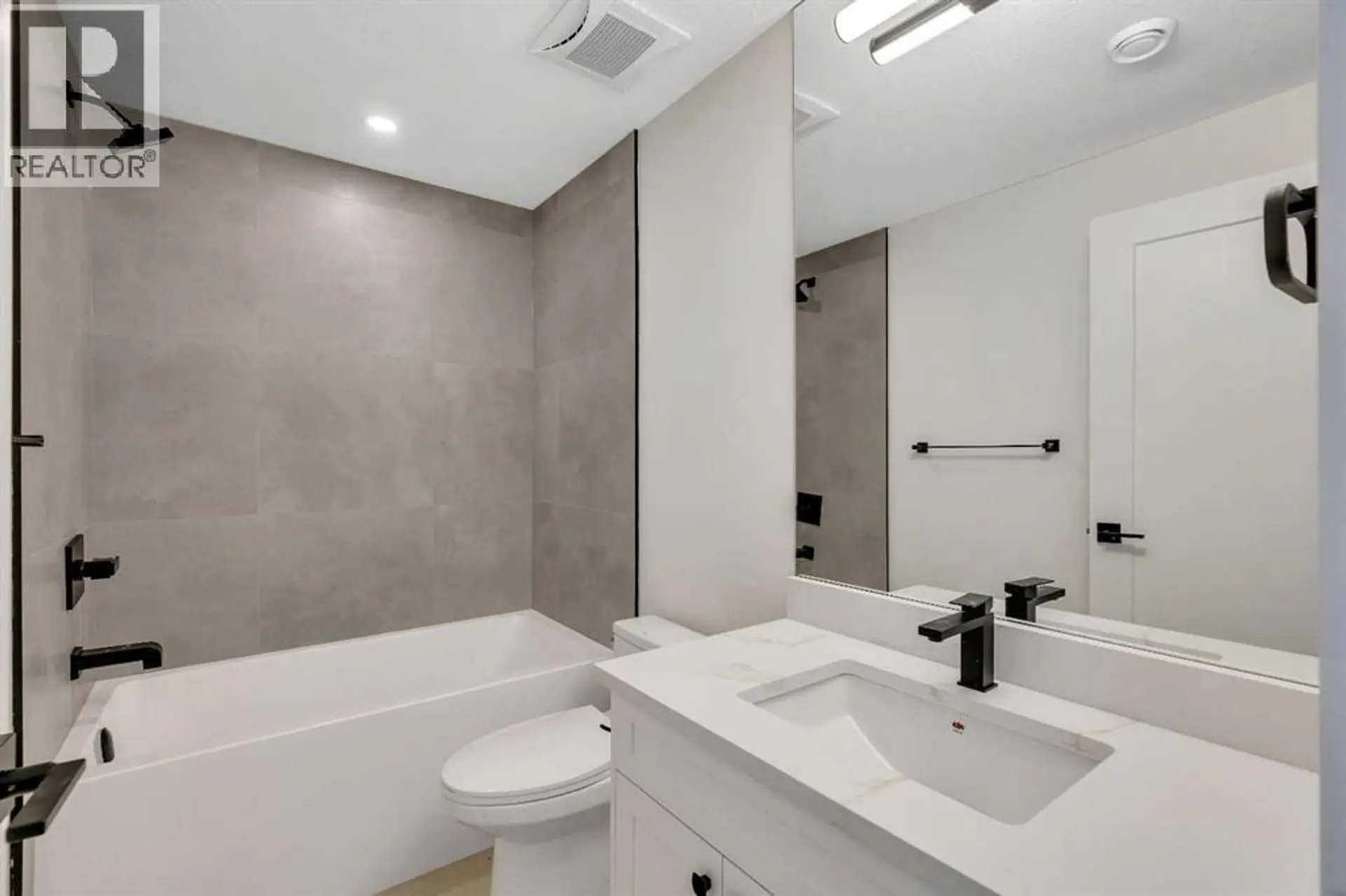 2438 30 Avenue SW - Image 20