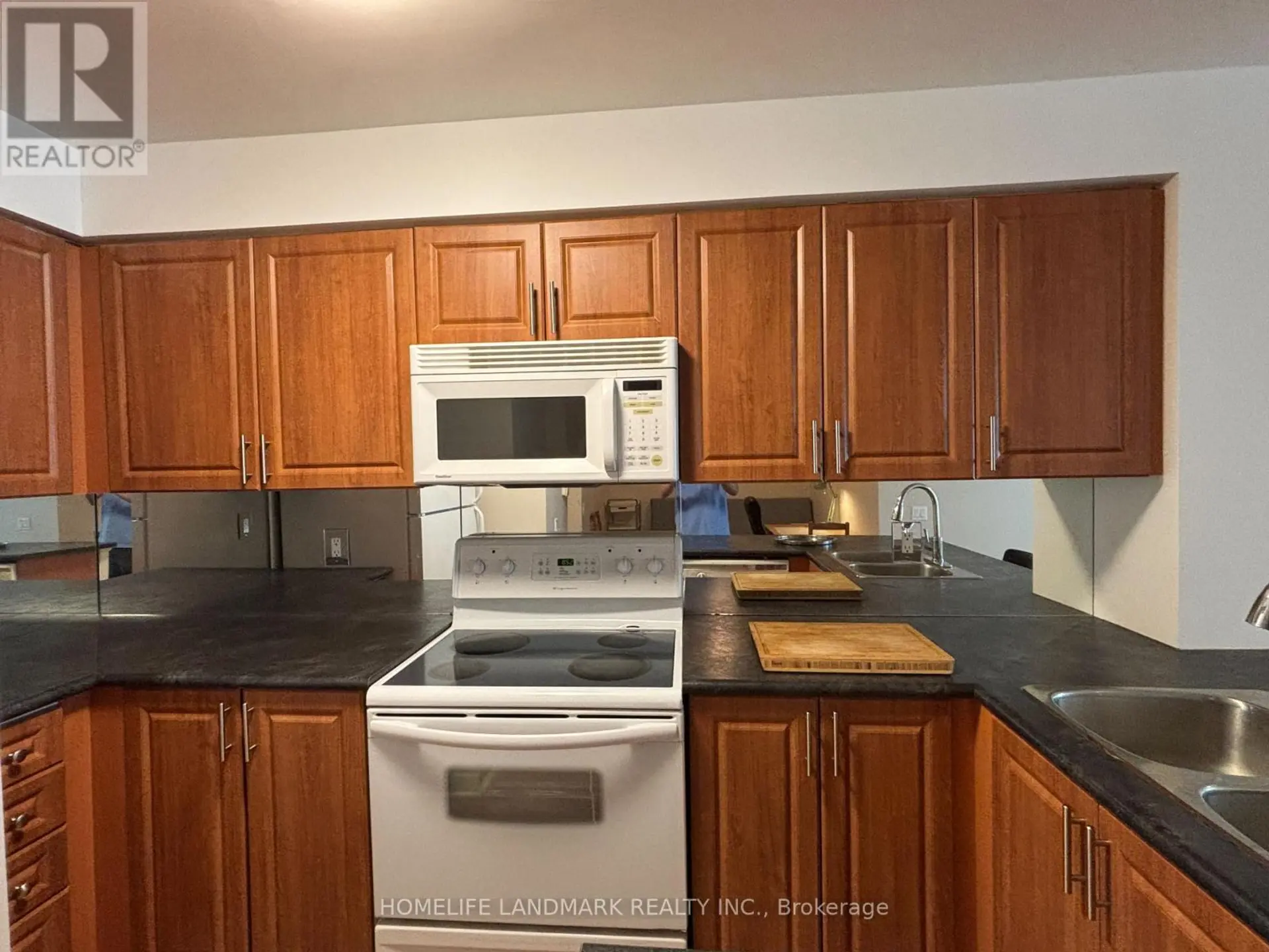 #902 21 HILLCREST AVENUE - Image 15