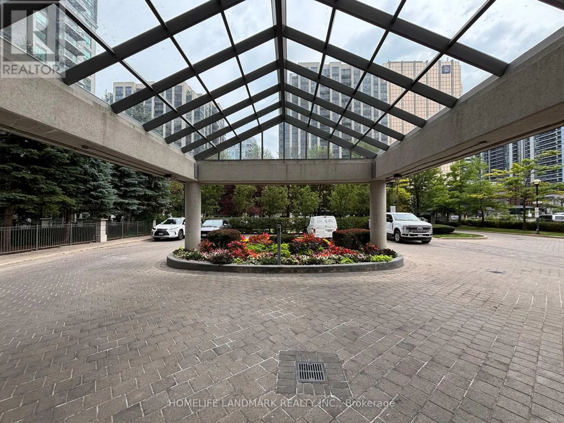 #902 21 HILLCREST AVENUE - Image 4
