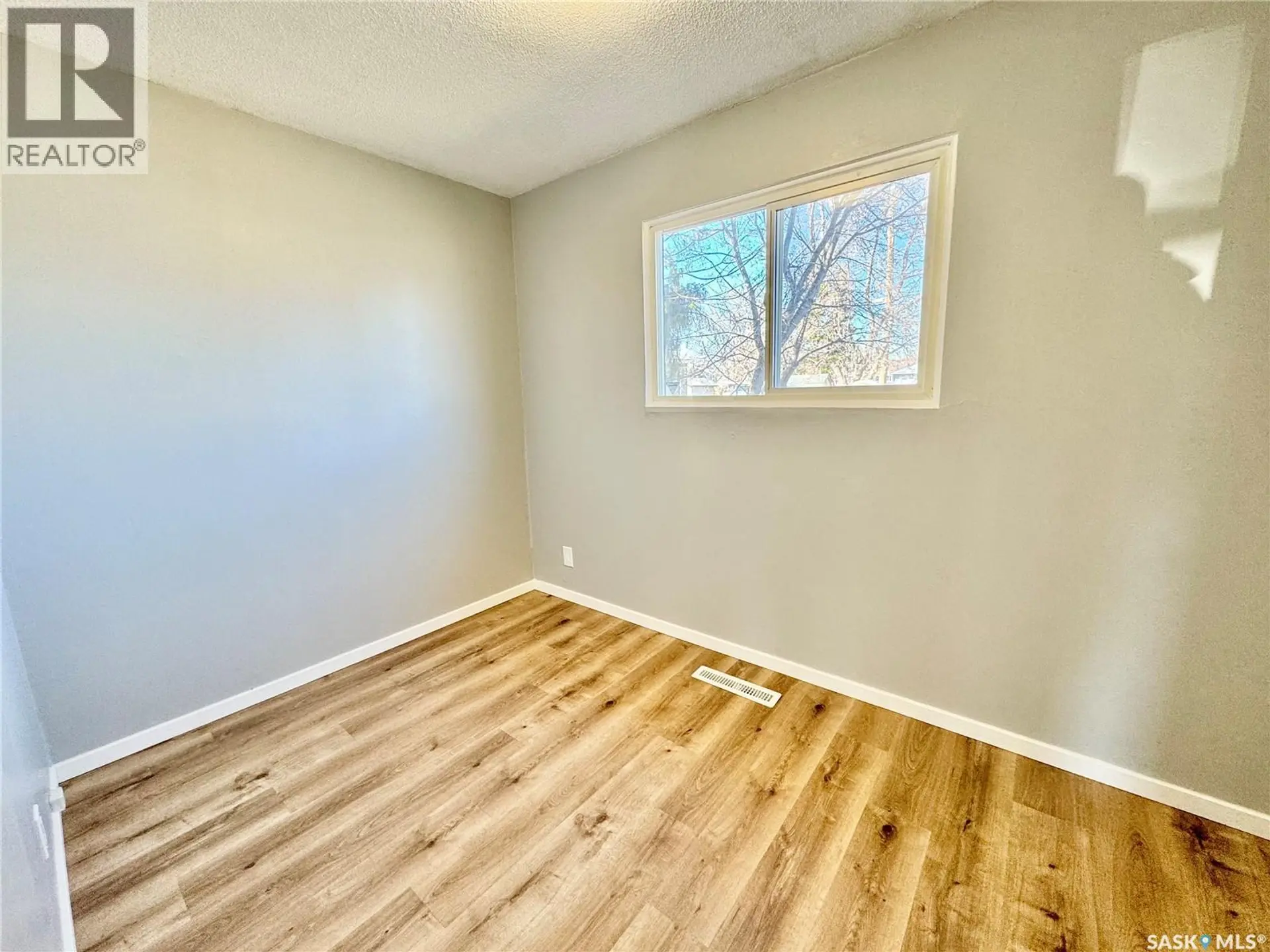 624 7th STREET E - Image 8